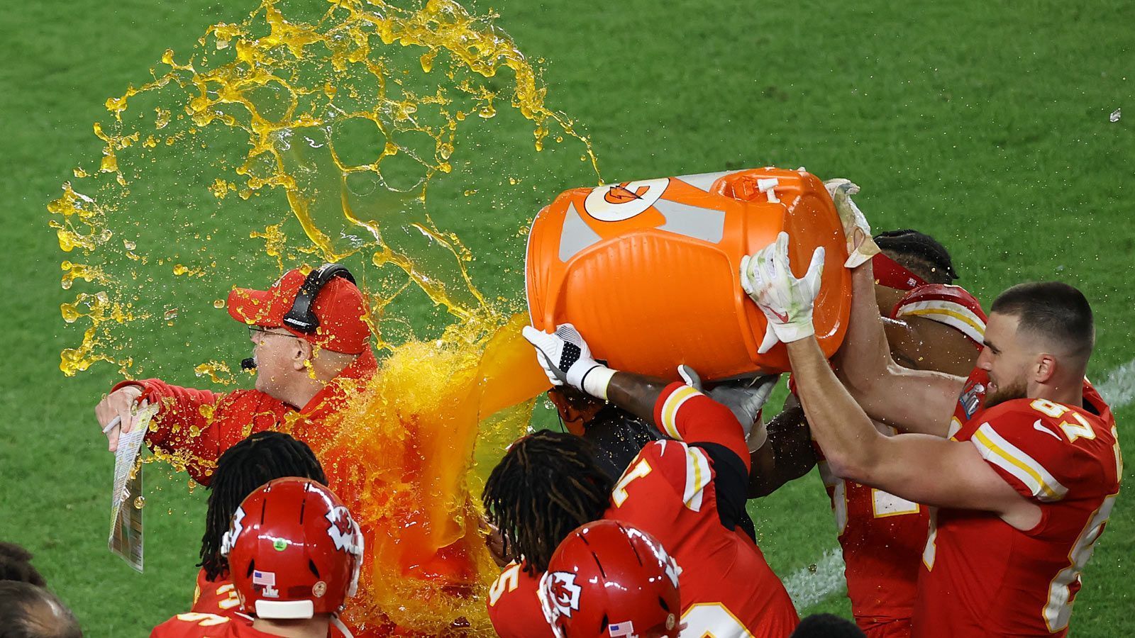 
                <strong>Super-Bowl-Sieger: So feiern die Kansas City Chiefs!</strong><br>
                Praktisch parallel dazu bekommt Andy Reid die obligatorische Gatorade-Dusche.
              