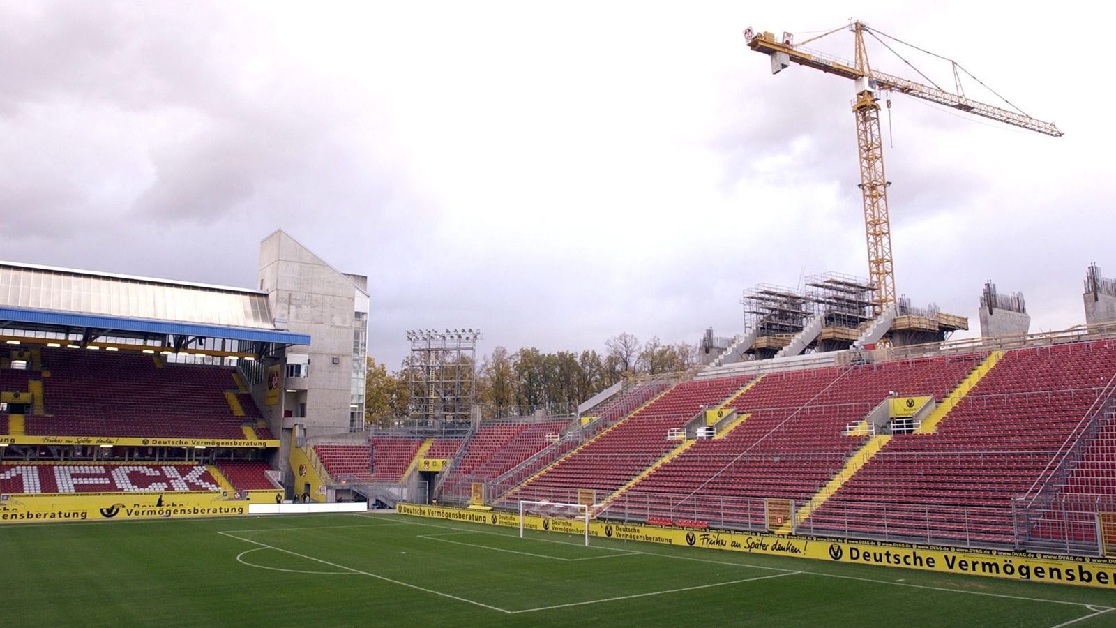 
                <strong>Kaiserslautern - Bochum (27. Oktober 2002)</strong><br>
                Am 27. Oktober 2002 musste die Bundesliga-Partie zwischen dem 1. FC Kaiserslautern und dem VfL Bochum wegen eines Orkans verlegt werden. Aufgrund von Sicherheitsbedenken kam es kurzfristig zu Absage, da das Fritz-Walter-Stadion zum damaligen Zeitpunkt für die WM 2006 umgebaut wurde und Kräne sowie Baumaterial als mögliche Gefahrenquellen für die Zuschauer bei den vorherrschenden Orkanböen ausgemacht wurden. 
              