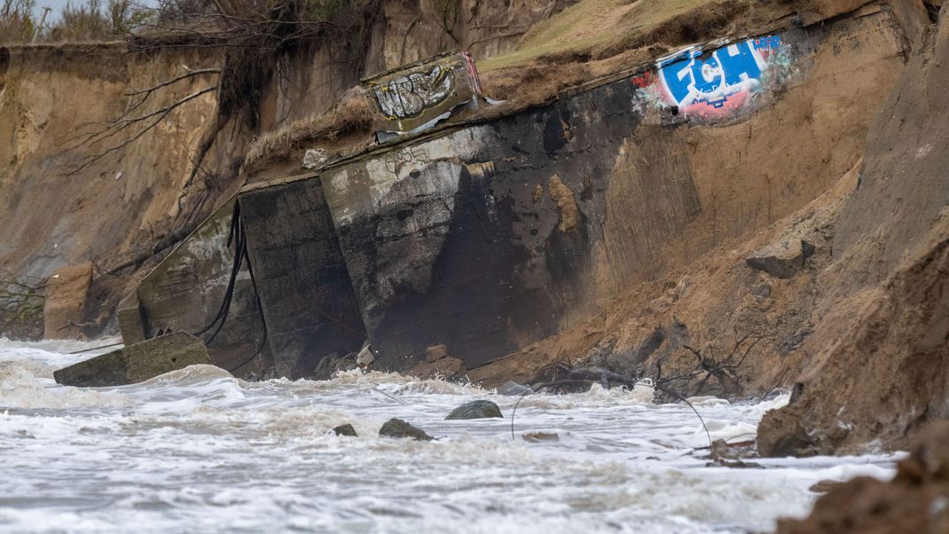 Mecklenburg-Vorpommern, Ahrenshoop: An der Steilküste zwischen den Ostseebädern Ahrenshoop und Wustrow im Ortsteil Niehagen in Mecklenburg-Vorpommern ist ein ehemaliger Überwachungsbunker der DDR-Streitkräfte abgerutscht. 