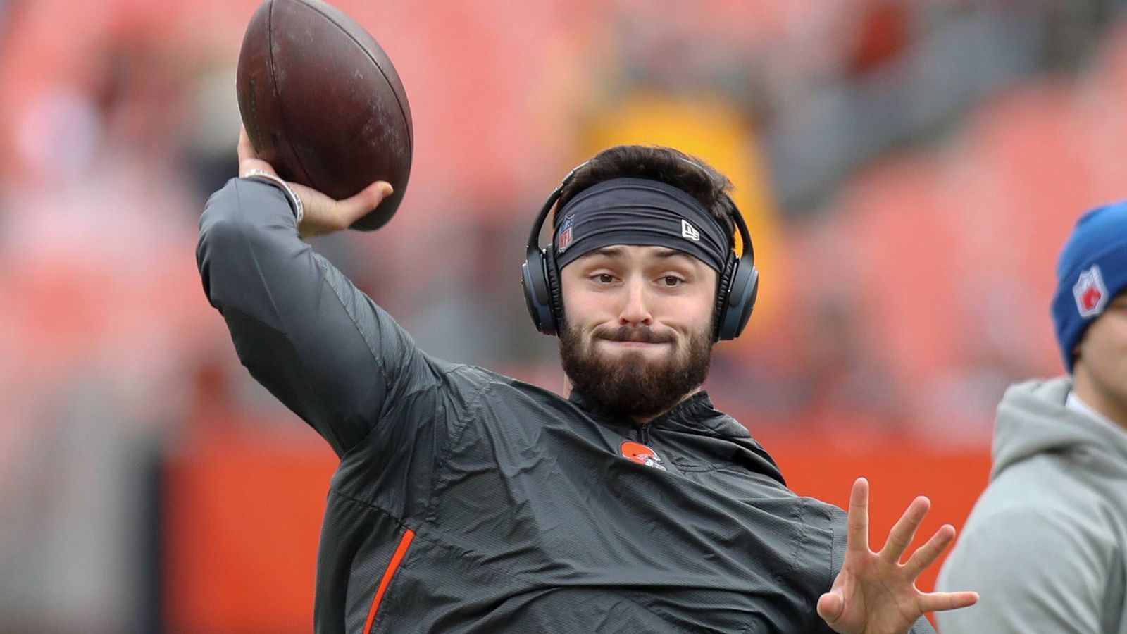 
                <strong>Platz 10: Baker Mayfield (Cleveland Browns/QBR: 53,6)</strong><br>
                Warum taucht in der Liste jemand auf, der fast zum Rookie des Jahres gewählt worden wäre? Weil Mayfield zwei Saisons in einer erlebt hat. Zunächst die Krise unter Head Coach Hue Jackson und Offensive Coordinator Todd Haley, dann der Aufschwung unter Interimscoach Gregg Williams und OC Freddie Kitchens. Zum Vergleich: Das QB-Rating verbesserte er von 35,8 auf 70,1. Innerhalb der Saison also von Platz 31 auf sieben.
              