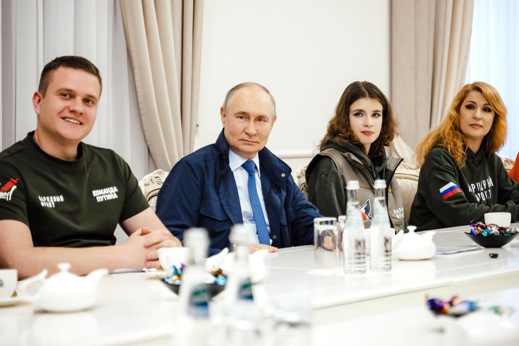 Russlands Präsident Putin (Zweiter von links) hat der Grenzregion Kursk einen Besuch abgestattet.