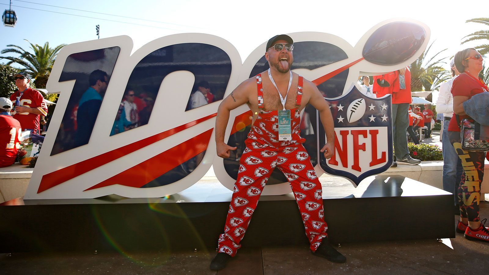 
                <strong>Fan Cost Index 2020</strong><br>
                Wie viele andere bekannte Sportligen lebt die NFL von der Stimmung der zahlreichen Fans in den Stadien der 32 Teams. Im Zuge der Corona-Pandemie bleiben allerdings auch in den USA viele Sportstätten leer oder werden nur zu einem kleinen Teil besetzt. Für die Franchises ist dieser Umstand mit hohen Verlusten verbunden, knapp 2,7 Milliarden Dollar verliert die NFL durch das Ausbleiben der Fans. Diese gigantische Summe entsteht durch die hohen Kosten, die Fans aufbringen müssen, um ihren Helden live im Stadion anzufeuern ...
              