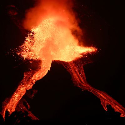 Der Vulkan Cumbre Vieja spuckt Lava und Rauch, während er auf der Kanarischen Insel La Palma weiter ausbricht am 17. Oktober 2021.