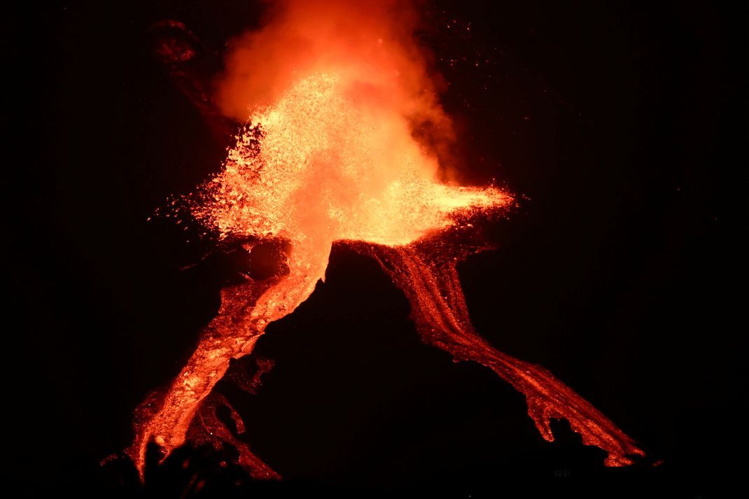 Der Vulkan Cumbre Vieja spuckt Lava und Rauch, während er auf der Kanarischen Insel La Palma weiter ausbricht am 17. Oktober 2021.