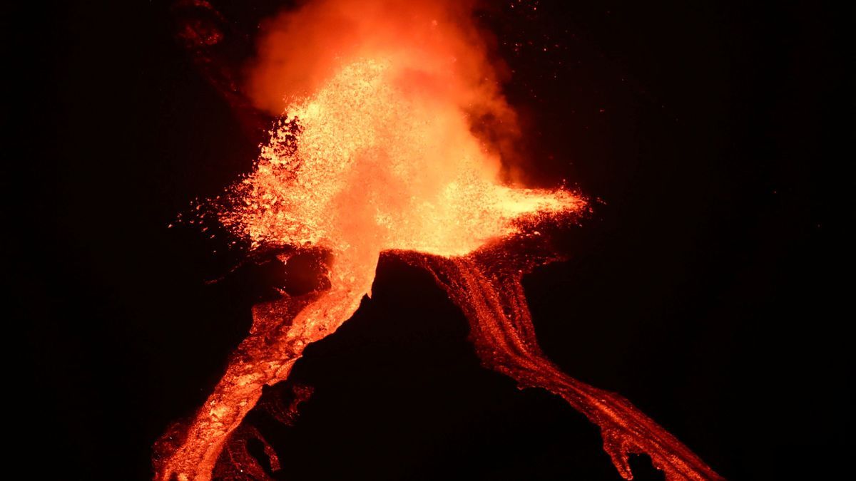 Der Vulkan Cumbre Vieja spuckt Lava und Rauch, während er auf der Kanarischen Insel La Palma weiter ausbricht am 17. Oktober 2021.