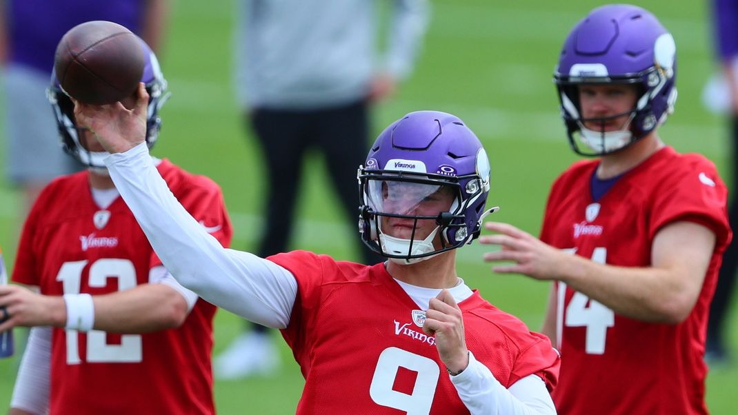 J.J. McCarthy (mitte) und Sam Darnold (rechts)