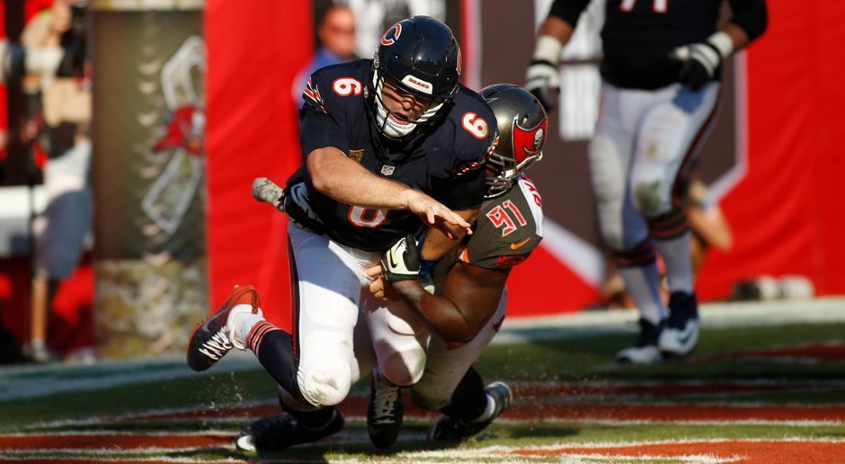 
                <strong>Verlierer: Jay Cutler</strong><br>
                Gleich in den ersten drei Angriffsserien gegen die Buccaneers brachte Jay Cutler zwei Interceptions (eine davon wurde direkt in die Endzone getragen) und einen Fumble hervor. Doch damit nicht genug: Im dritten Viertel kommt noch ein Safety hinzu. Da kann selbst eine erfolgreiche Hail Mary nicht die Wogen glätten. Selbst die Bears-Fans haben inzwischen von ihrem Quarterback die Nase voll. 
              