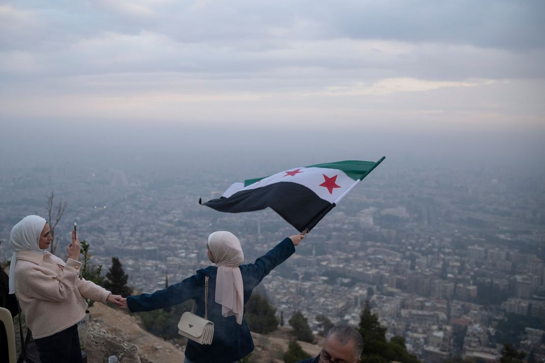 Nach dem Sturz von Langzeitherrscher Assad hat die EU Wirtschaftssanktionen gegen Syrien aufgehoben.