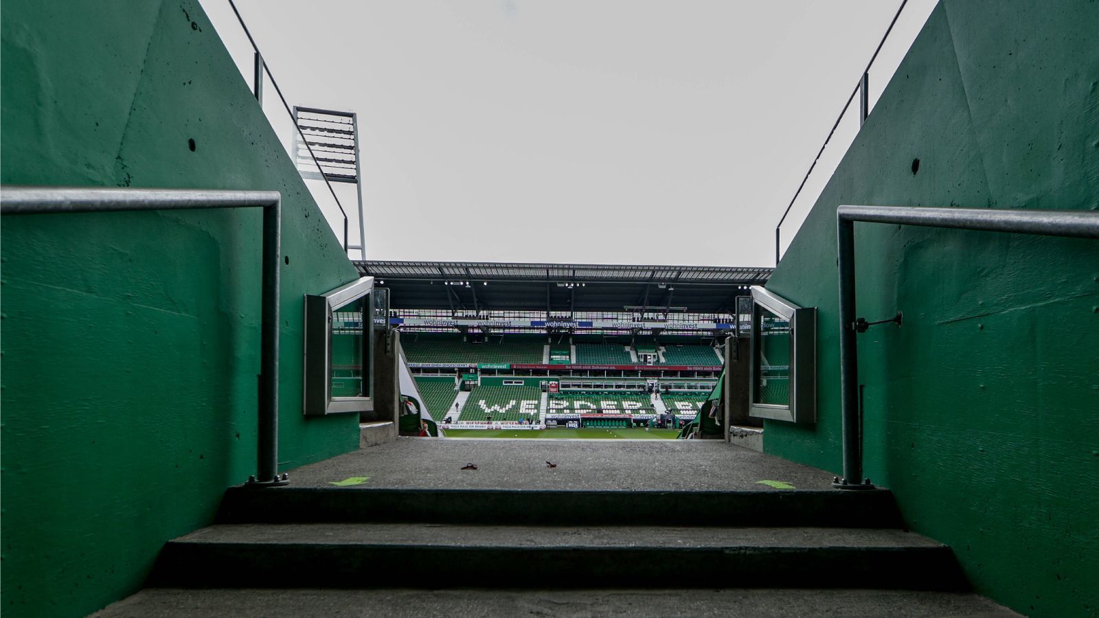 
                <strong>SV Werder Bremen</strong><br>
                Auch in Bremen müssen die Stadiontore am Samstag geschlossen bleiben. Trotz der moderaten Inzidenz von 56,9 genehmigte die zuständige Behörde keine Teilzulassung der Zuschauer für das alles entscheidende Abstiegsfinale des SV Werder gegen Borussia Mönchengladbach.
              