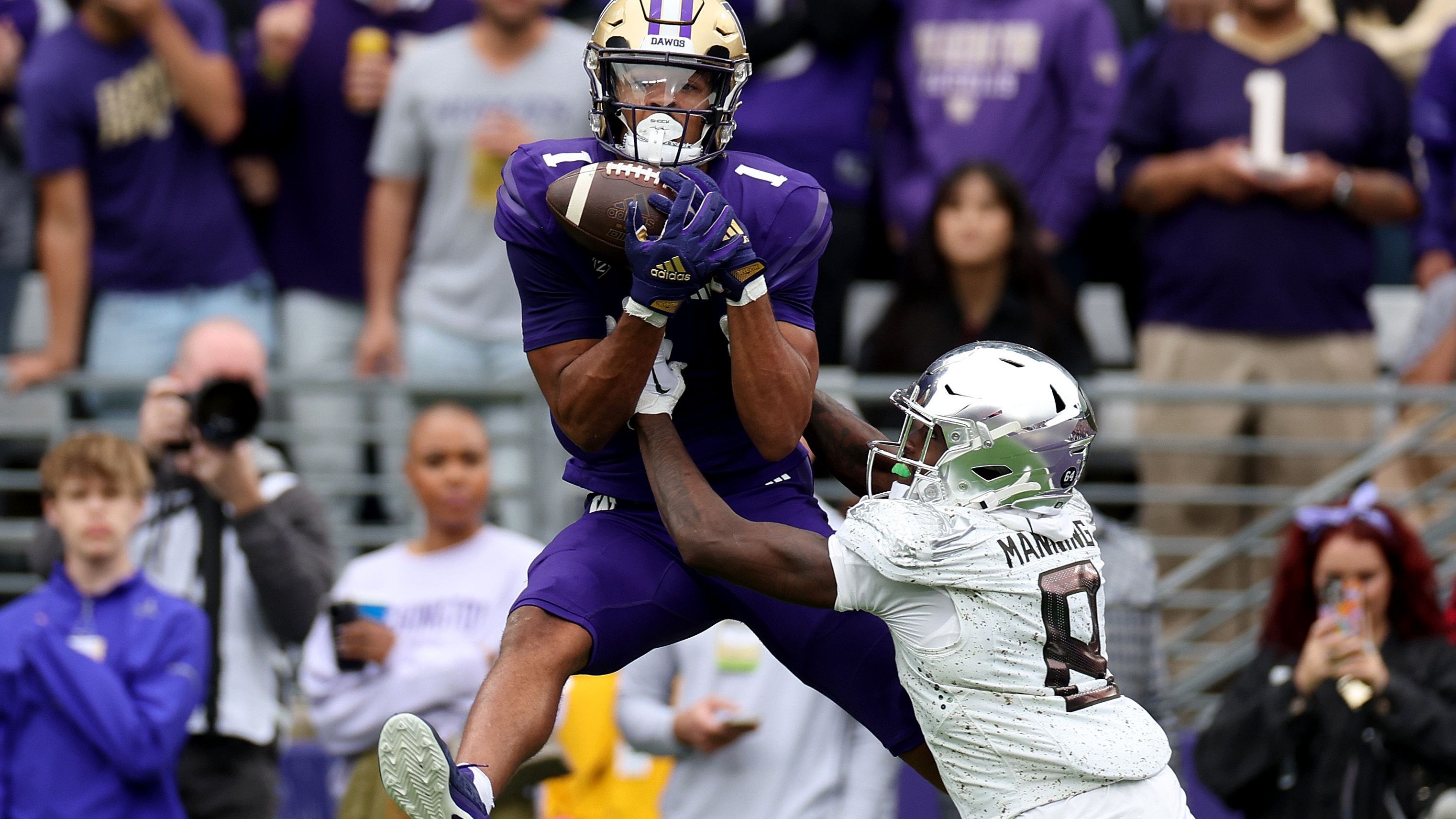 <strong>Rome Odunze: Contested Catch King</strong><br>Besonders beeindruckend ist seine Fähigkeit, Bälle trotz enger Coverage spektakulär festzumachen. Mit 16 Contested Catches hat er gleich vier mehr als jeder andere College-Receiver. Sein Gespür für den Ball ist außerordentlich, sodass Odunze in den meisten Eins-gegen-Eins-Situationen die Oberhand behält.