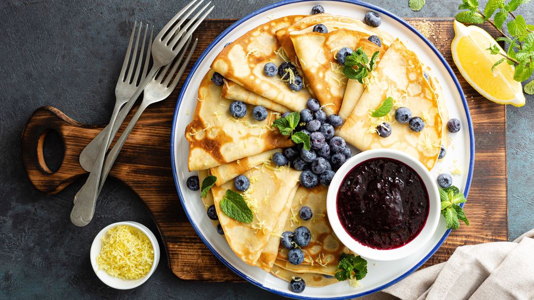 Pfannkuchen mit Beeren oder auch Apfelstückchen machen sie noch fruchtiger.