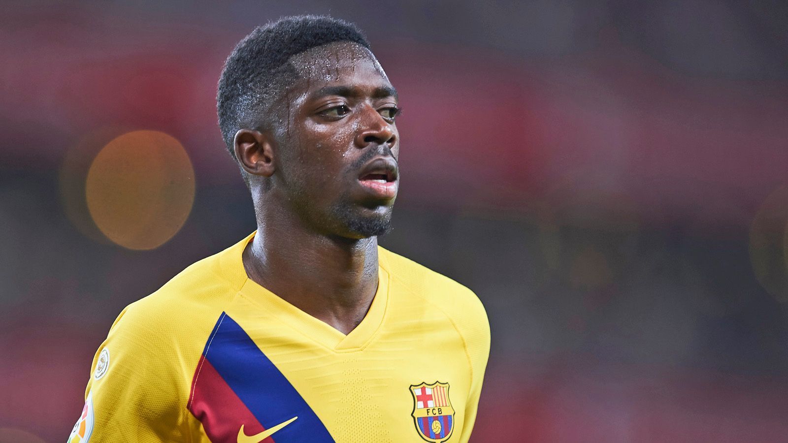 
                <strong>FC Barcelona (August 2019)</strong><br>
                Gebracht hat es aber offenbar nichts - für Dembele startete die Saison 2019/2020 direkt mit dem nächsten Ärger. Und mit einer Verletzung: Der 22-Jährige zog sich im ersten Liga-Spiel gegen Bilbao eine schwere Oberschenkel-Verletzung zu. Am Tag nach der Partie sollte eine Untersuchung eine genaue Diagnose bringen. Doch Dembele schwänzte den Termin, wie die spanische "Marca" berichtete. Erreichen konnte ihn der Klub angeblich auch nicht. Der verletzte Dembele abgetaucht. Kein Wunder also, dass man bei den Katalanen wohl erneut ziemlich sauer auf das Sorgenkind im Team war.
              