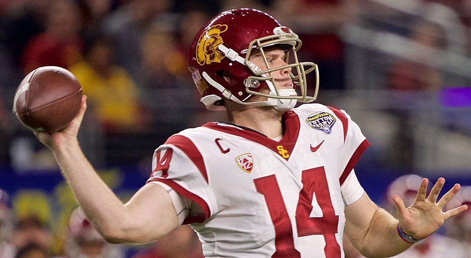 
                <strong>1. Pick - Cleveland Browns: QB Sam Darnold</strong><br>
                Einmal mehr haben die Cleveland Browns den ersten Pick im NFL-Draft 2018, einmal mehr wird die chronisch erfolglose Franchise einen Quarterback holen. Die Browns entscheiden sich für Darnold, der den Arm und die Führungsqualitäten zu haben scheint, um den Browns Hoffnung auf eine eine bessere Zukunft zu machen. Hinter Tyrod Taylor kann Darnold langsam an die NFL herangeführt werden.
              
