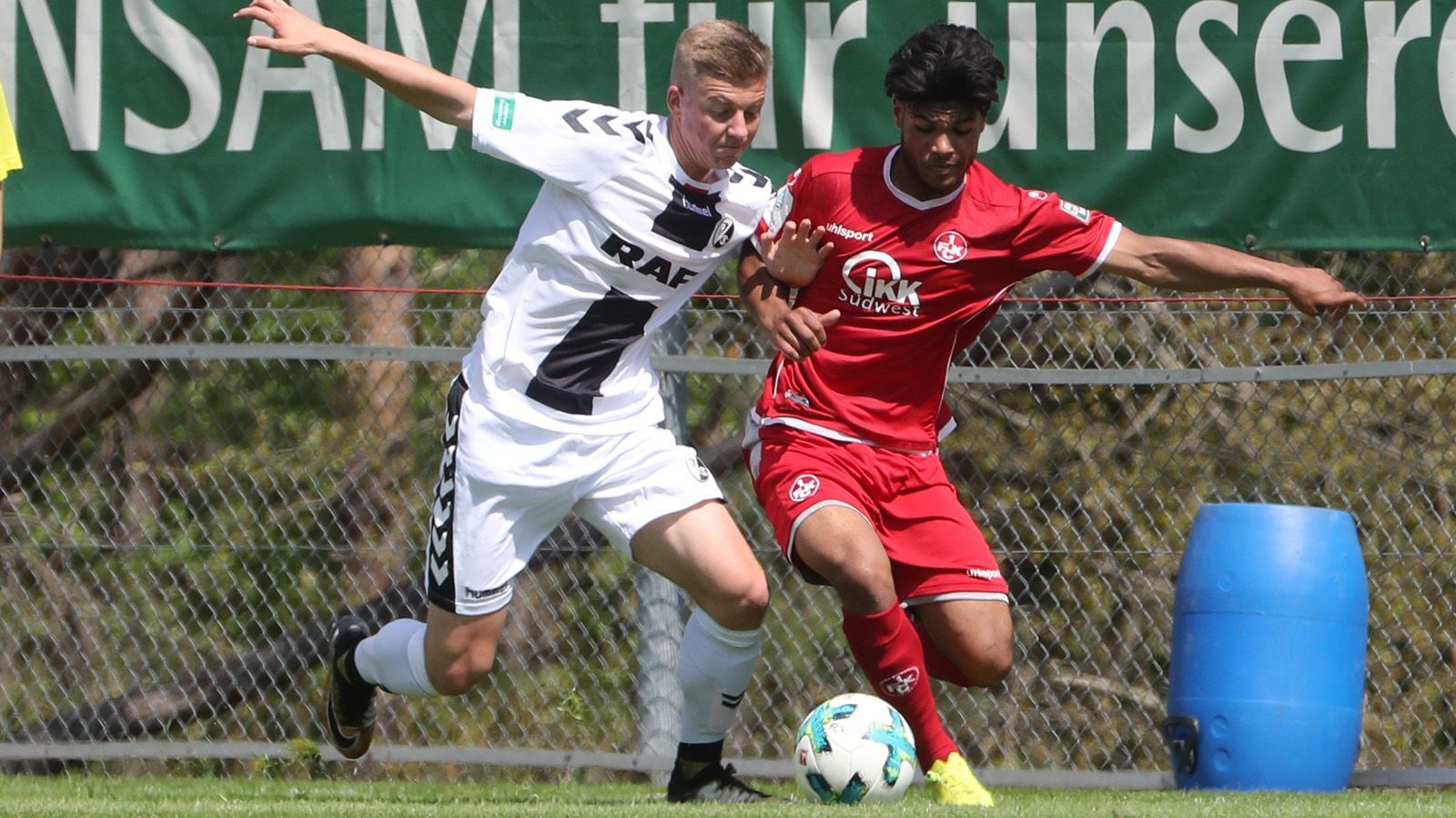 
                <strong>Philipp Treu (links) </strong><br>
                Position: AbwehrAlter: 18 JahreVerein: SC FreiburgU19-Länderspiele: 0/0 ToreProfispiele: Noch keine Bundesliga- oder Zweitligaspiele
              