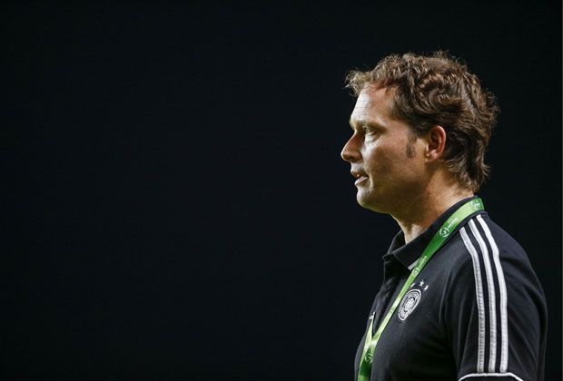 
                <strong>Trainer: Oliver Sorg</strong><br>
                Trainiert wird die deutsche U19-Auswahl von Oliver Sorg. Der Ex-Trainer des SC Freiburg lässt meist im 4-2-3-1 spielen und hat damit großen Erfolg. Gilt als Kandidat auf die Flick-Nachfolge. Zunächst will er sich am Donnerstag im Finale gegen Portugal den Titel holen.
              