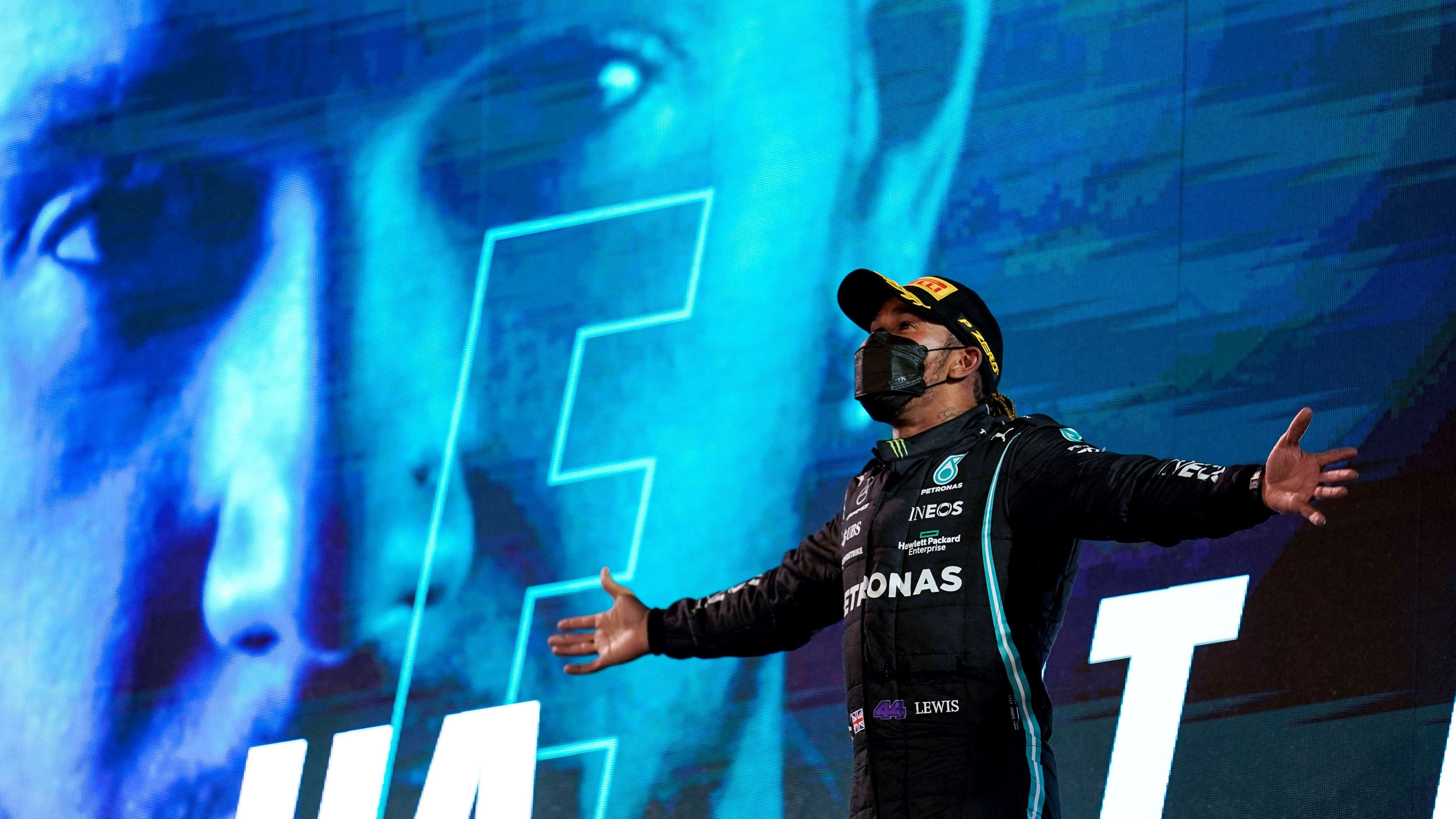 
                <strong>Gewinner: Lewis Hamilton</strong><br>
                In der vergangenen Rennsaison wirkte es manchmal so, als könne sich Lewis Hamilton in seinem hoch überlegenen Mercedes zurücklehnen und auf Autopilot zum WM-Titel cruisen. Bei der diesjährigen Jagderöffnung auf die Formel-1-Krone wurde der Brite aber ziemlich durchgeschüttelt, denn sein Mercedes war den Red-Bull-Boliden unterlegen in Bahrain. Kurzzeitig sah es sogar so aus, als würde Max Verstappen den führenden Weltmeister im Rennen hinter sich lassen, doch der Niederländer wurde zurückgepfiffen, weil er sich beim Überholmanöver unerlaubt einen Vorteil verschafft hatte, als er über die Rennbegrenzung fuhr. Hamilton bewies dann: Er kann nicht nur Spazierfahrt, sondern auch Offroad auf drei Reifen. Der siebenmalige Titelträger absorbierte alle Einschläge cool, holte den Sieg. Ein gutes Auto allein macht eben keinen Weltmeister aus, es braucht auch einen Fahrer, der auf den Punkt da ist. Und keiner ist auf das My genau konzentriert wie Hamilton.
              