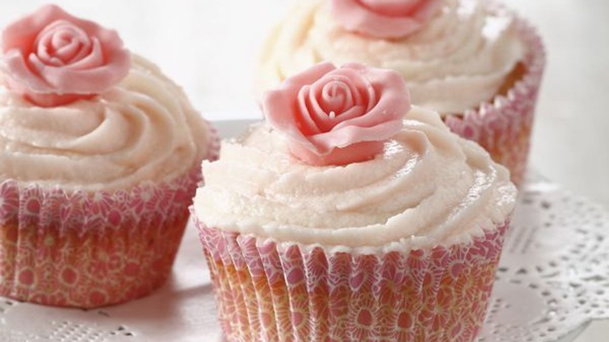 Enie backt: Rezept-Bild Rosen-Cupcakes