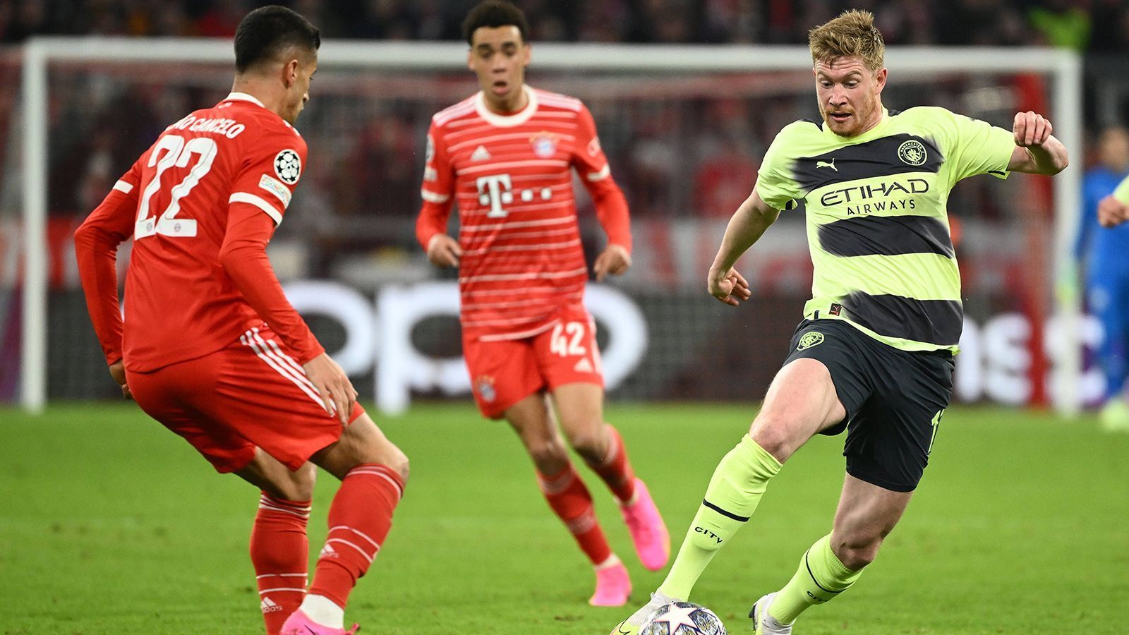 
                <strong>Kevin De Bruyne (Manchester City) </strong><br>
                Der Ex-Wolfsburger wird vom Münchner Mittelfeld gut markiert und kommt lange nicht zur Geltung, lässt aber immer wieder seine Genialität aufblitzen. Vor allem bei der letztlich entscheidenden Vorarbeit zum 1:0 (57.). ran-Note: 3
              