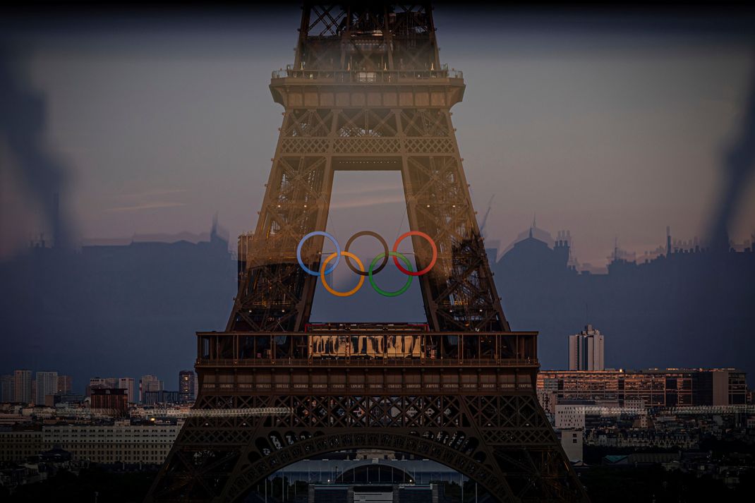 Die olympischen Ringe sind auf dem Eiffelturm in Paris zu sehen.