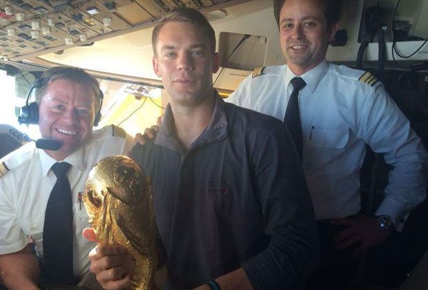
                <strong>Manuel Neuer</strong><br>
                Der beste Torwart der WM postet ein Bild aus dem Cockpit und twittert: "Berlin, wir kommen! Fliegen gerade über Paris. Dauert nicht mehr lang!!!"
              