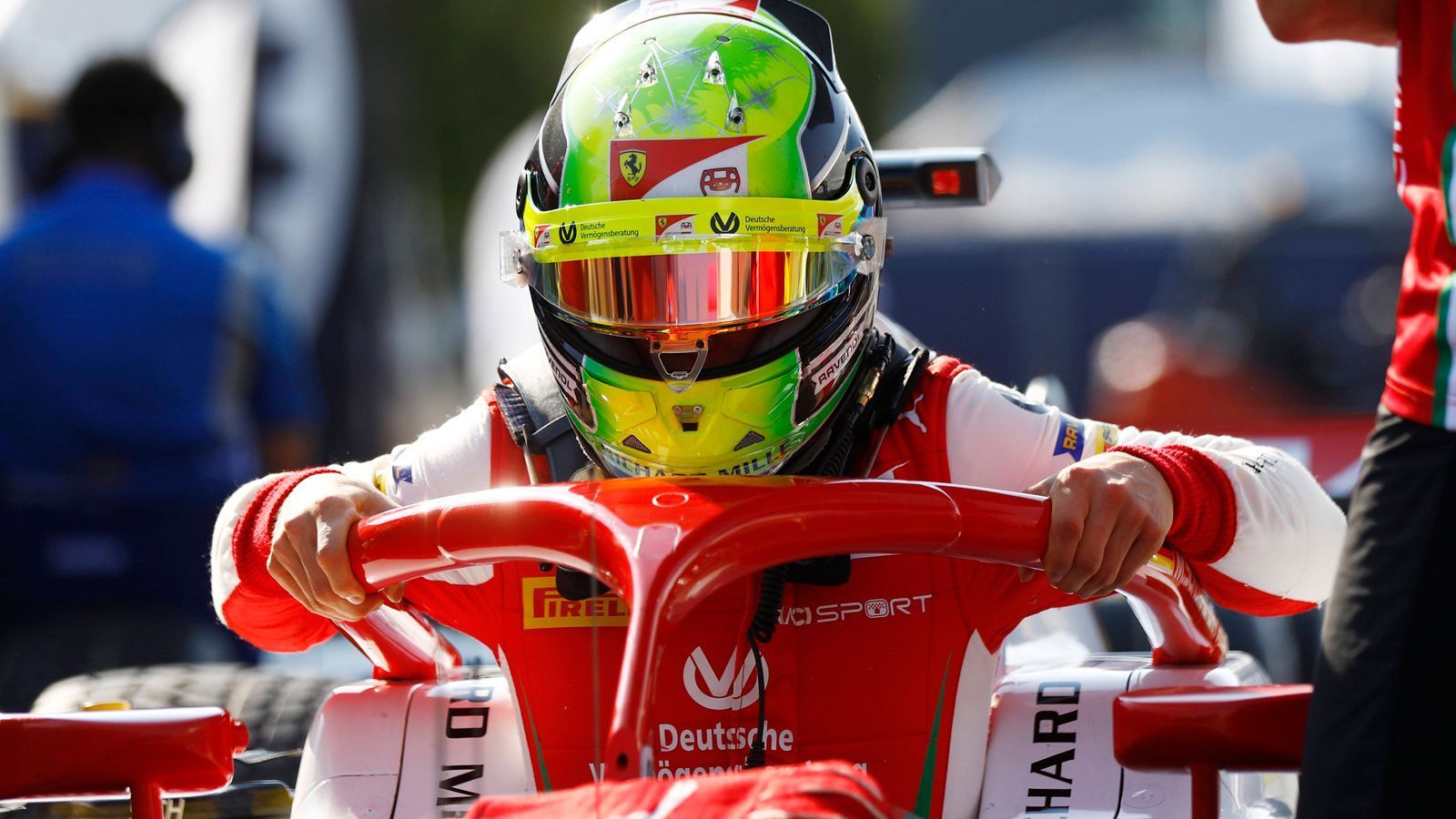 
                <strong>Die Rechenspiele</strong><br>
                Nun sind also nur noch zwei Fahrer in der Titel-Verlosung. Nimmt man die einfachste Rechnung, genügt Schumacher im abschließenden Sprintrennen in Bahrain Platz sechs oder Rang sieben samt schnellster Runde. Aber Achtung: Bei Punktgleichheit zählen im direkten Vergleich die Siege, und da liegt Ilott mit drei Erfolgen schon jetzt vor dem zweimaligen Rennsieger Schumacher.
              