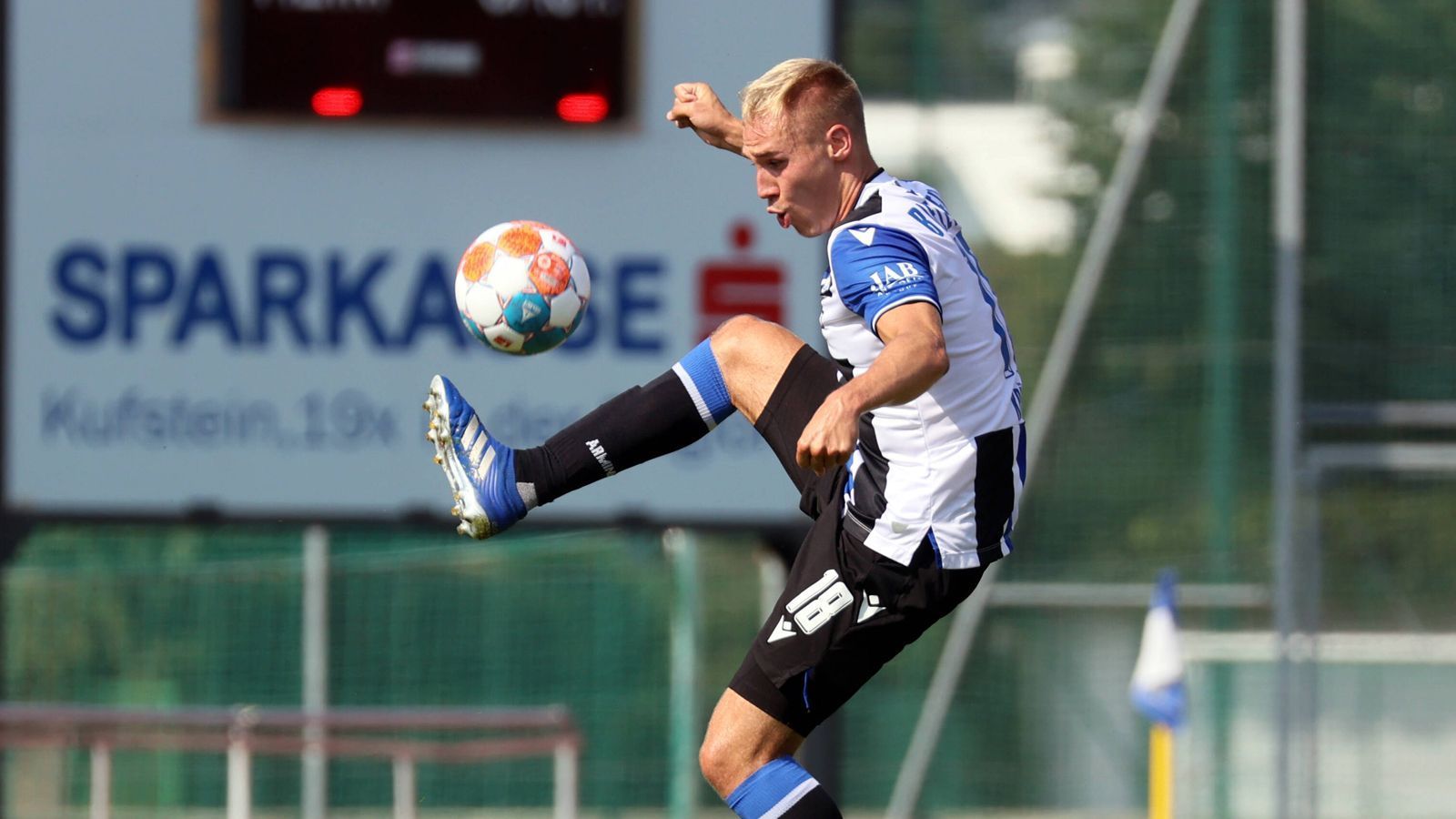 
                <strong>Florian Krüger (Arminia Bielefeld)</strong><br>
                Eine Million Euro Ablöse zahlte die Arminia für Florian Krüger, der die U21-Europameisterschaft verletzte verpasste, und dürfte damit ein echtes Schnäppchen gemacht haben. Der Stürmer kommt von Erzgebirge Aue, wo der 22-Jährige seit Sommer 2018 20 Tore und 20 Vorlagen in 82 Zweitligaspielen verbuchen konnte. Klappt es nun auch in der Bundesliga?
              