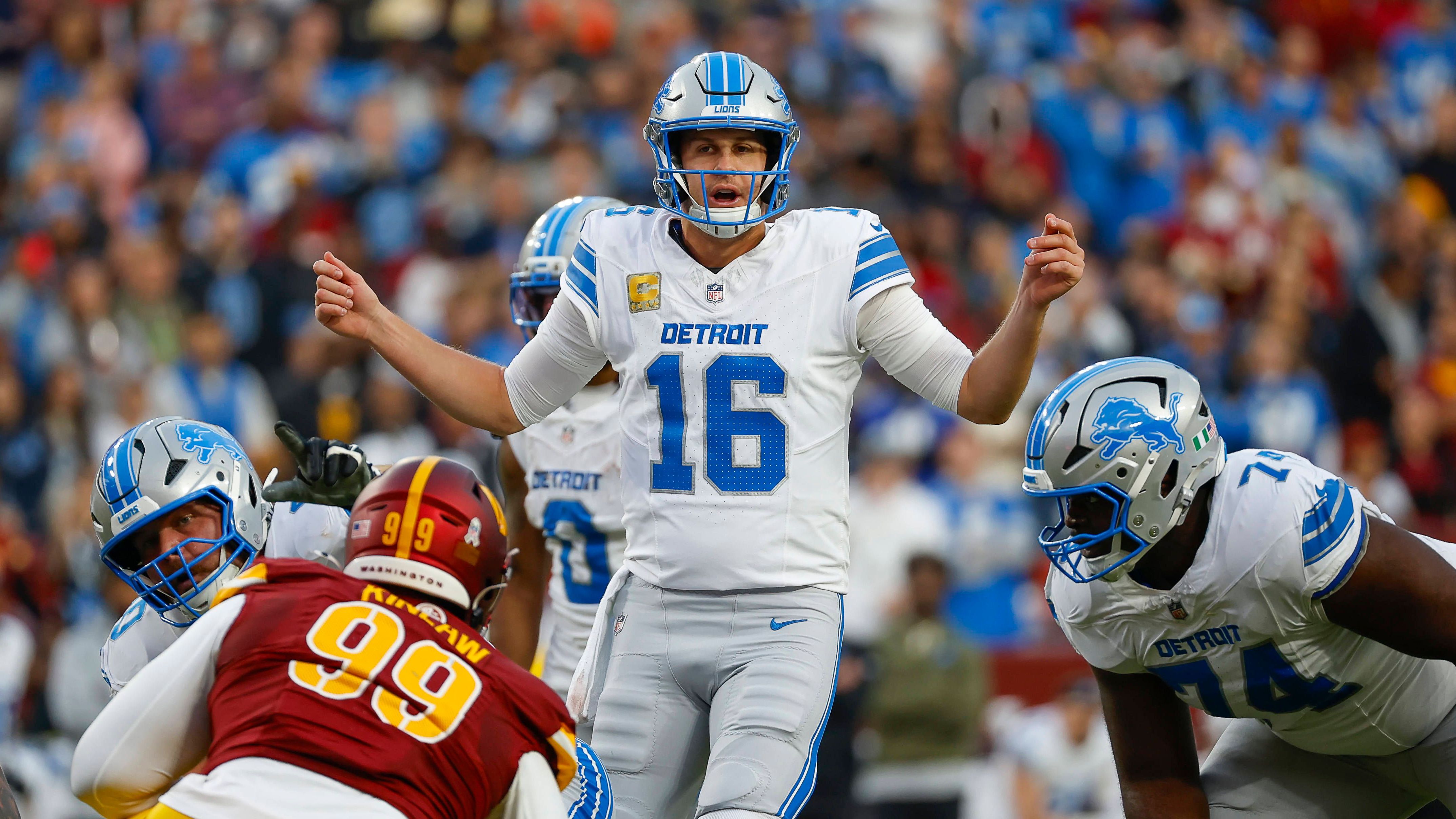 <strong>Platz 8: Jared Goff (Detroit Lions)<br></strong>Bei den Lions und Jared Goff läuft es so sehr wie aus einem Guss, als wären Team und Quarterback füreinander geschaffen. Auch in dieser Saison gibt der Playmaker dem Team aus "Motor City" genau das, was es braucht. Beim nie gefährdeten Sieg bei den Washington Commanders waren das unter anderem drei Touchdown-Pässe. Auch wenn die Umstände nahezu perfekt sind, sind Goffs Leistungen keineswegs selbstverständlich.