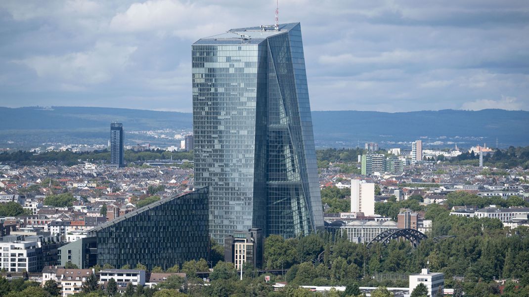 Die Europäische Zentralbank (EZB) in Frankfurt am Main hat den Einlagensatz für Banken und Sparer auf 2,75 Prozent gesenkt. Der Darlehenszins für Geschäftsbanken wurde auf 2,9 Prozent herabgesetzt.
