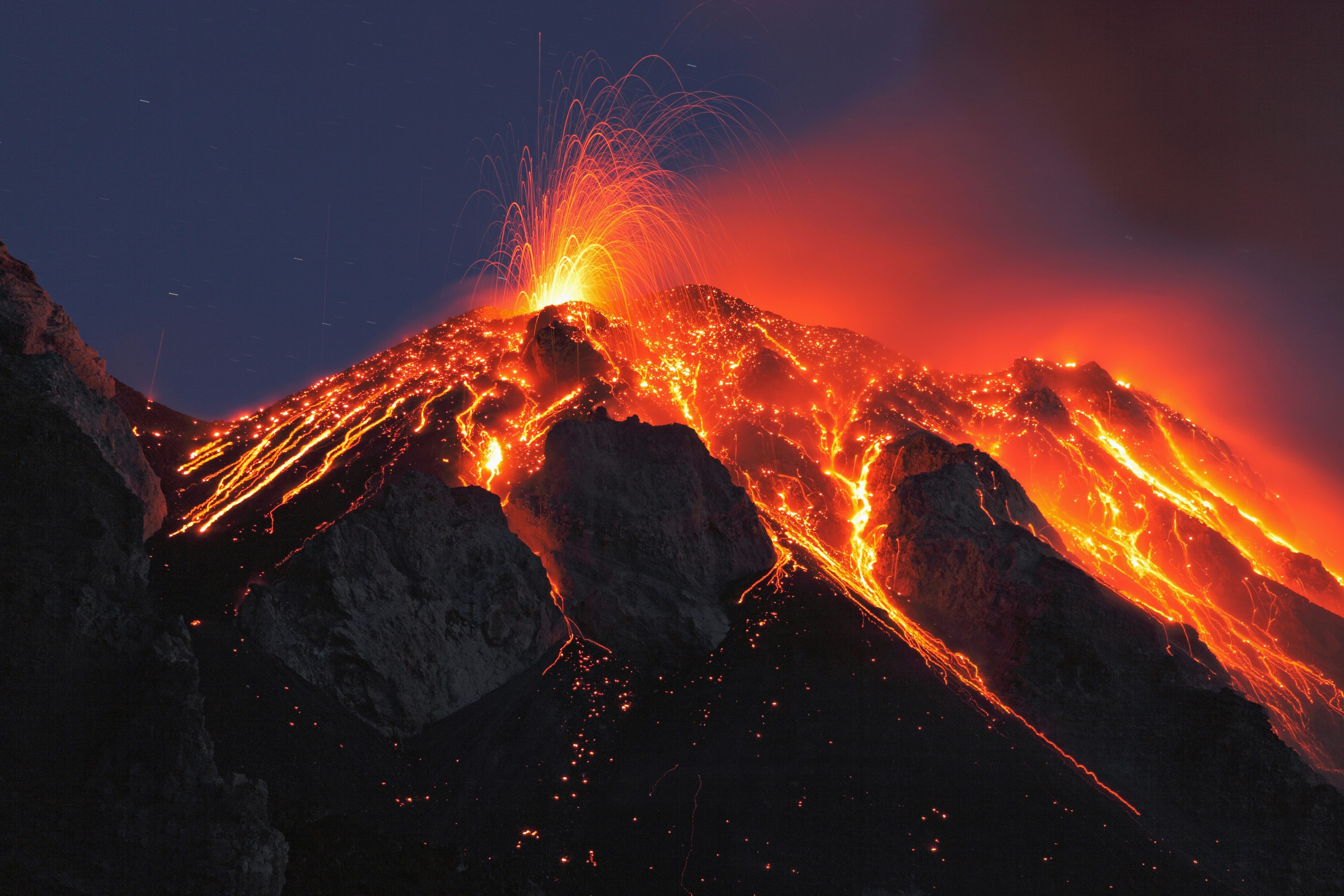 Strombolianische Eruption: Dieser Eruptionstyp spuckt in minütlichem bis stündlichem Abstand Lavafetzen und Schlacken aus. Namensgeber ist der italienische Vulkan Stromboli auf Sizilien.