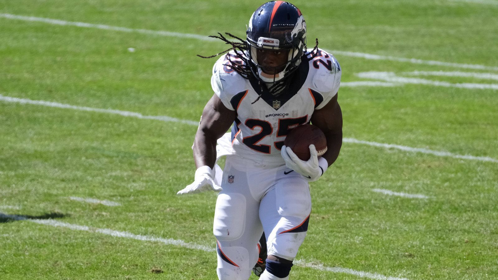 
                <strong>RB: Melvin Gordon (vs. New York Jets)</strong><br>
                Glück im Unglück: Die verletzungsgeplagten Denver Broncos müssen am Wochenende bei den schwachen New York Jets ran und kommen somit vielleicht mal wieder zu einem Sieg. Da Starting-Quarterback Drew Lock weiterhin ausfällt, wird Vic Fangio mit Backup Brett Rypien auflaufen. Wahrscheinlich ist jedoch, dass die Broncos gegen die schwache Lauf-Defense der Jets auf Running Back Melvin Gordon setzen, der endlich mal wieder ein Ausrufezeichen in der Liga setzen will. 
              