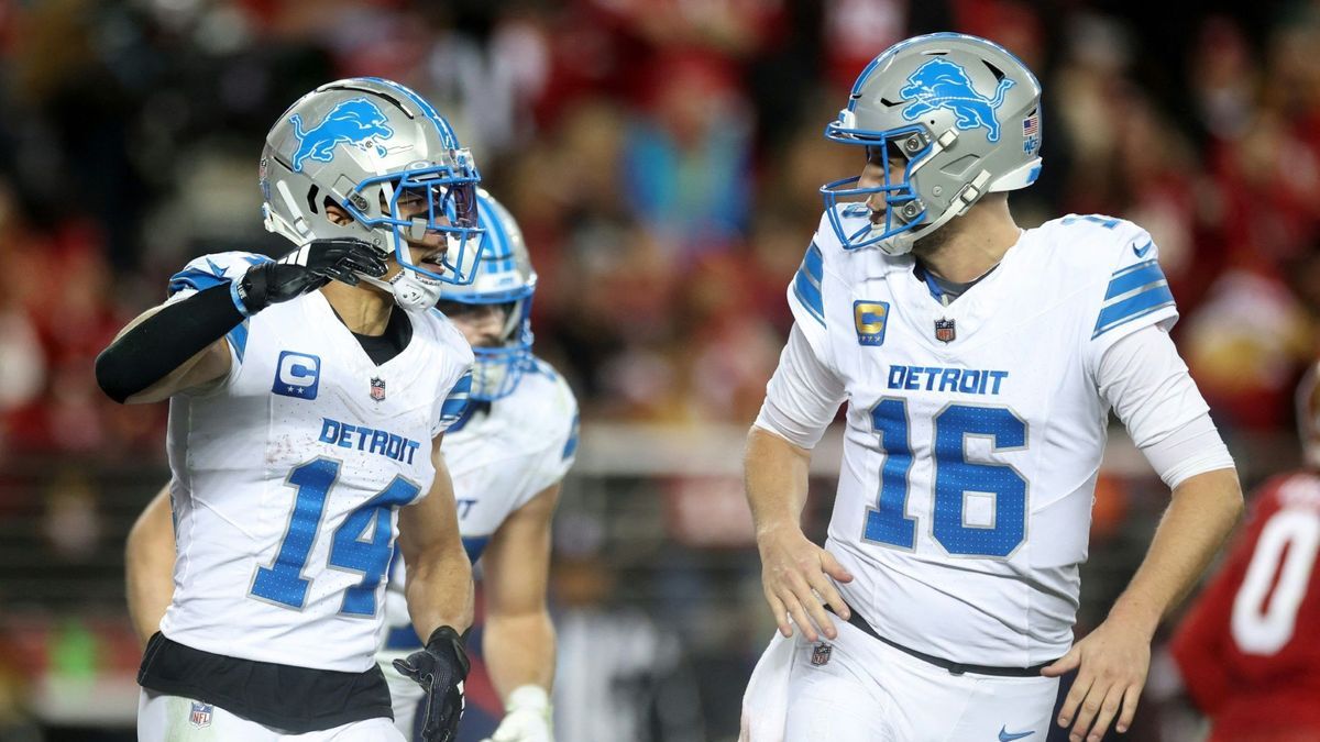 Amon-Ra St. Brown (l.) jubelt mit Quarterback Jared Goff