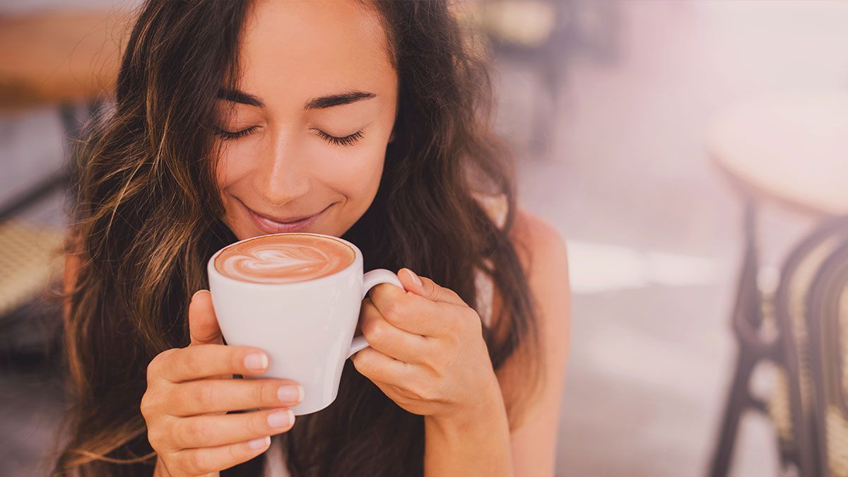 Koffein macht wach und schön zu gleich – warum Ihr Kaffee auch in eurer Haarpflege-Routine integrieren solltet, verraten wir euch im Beauty-Artikel. 