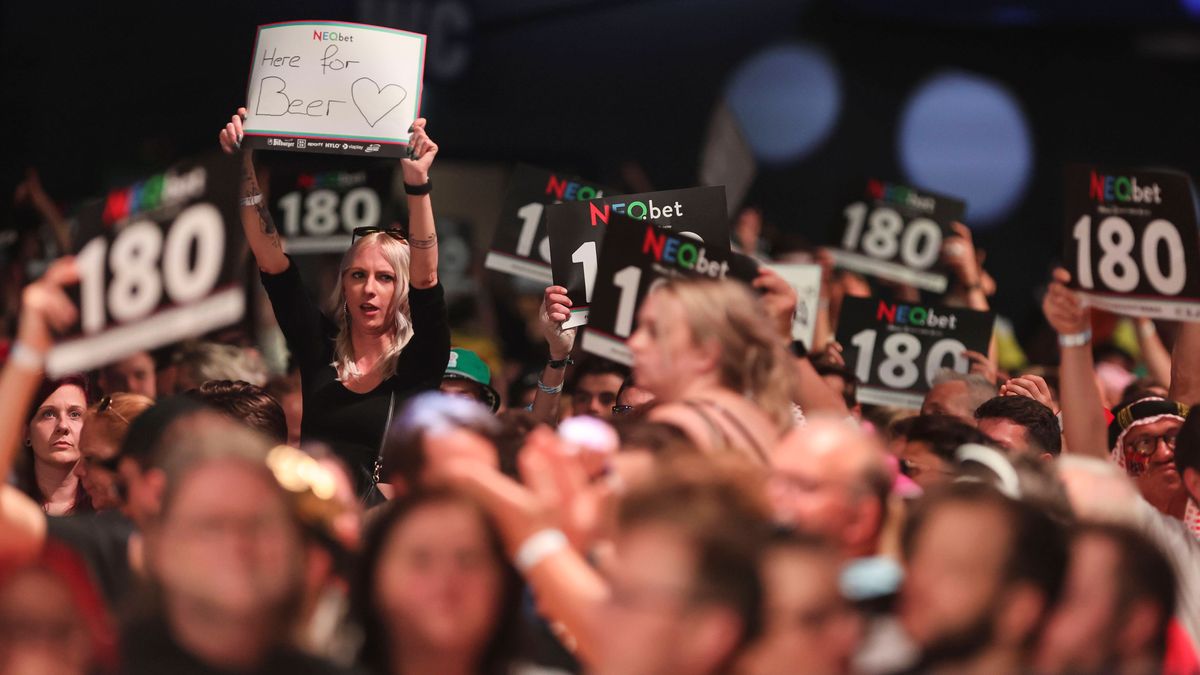 DARTS - PDC, Austrian Darts Open PREMSTAETTEN,AUSTRIA,28.APR.24 - DARTS - PDC European Tour, Austrian Darts Open. Image shows fans with a sign . PUBLICATIONxNOTxINxAUTxSUIxSWE GEPAxpictures xWolfga...