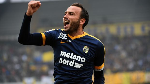 
                <strong>Giampaolo Pazzini (Hellas Verona)</strong><br>
                Im Sommer 2015 kam Giampaolo Pazzini vom AC Milan zu Hellas Verona und sollte an der Seite von Luca Toni für Tore sorgen. Das gelang jedoch nicht - zumindest nicht Pazzini und so stieg Verona ein Jahr später ab. Während der frühere Bayern-Torjäger nach dem Abstieg seine Schuhe an den Nagel hing, ging Pazzini mit dem italienische Traditionsklub den Weg in die Serie B, wo es für den heute 33-Jährigen dann überragend lief. In 33 Spielen erzielte der Stürmer 23 Tore und war hauptverantwortlich für die sofortige Hellas-Rückkehr. Bis zum Saisonende ist Pazzini nun an Levante ausgeliehen. Muss er nach seiner Rückkehr nach Verona, Hellas erneut in die Serie A schießen? Denn Verona liegt mit nur 25 Punkt, fast schon aussichtslos auf eine Rettung, auf einem Abstiegsplatz.
              