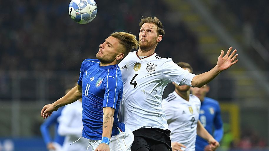 
                <strong>Benedikt Höwedes</strong><br>
                Benedikt Höwedes: Der Schalker spielte, wie man ihn kennt. In der Abwehr gewohnt souverän und robust, im Spiel nach vorne mit Luft nach oben. Leistete sich aber auch ein paar Unkonzentriertheiten. ran-Note: 3-
              