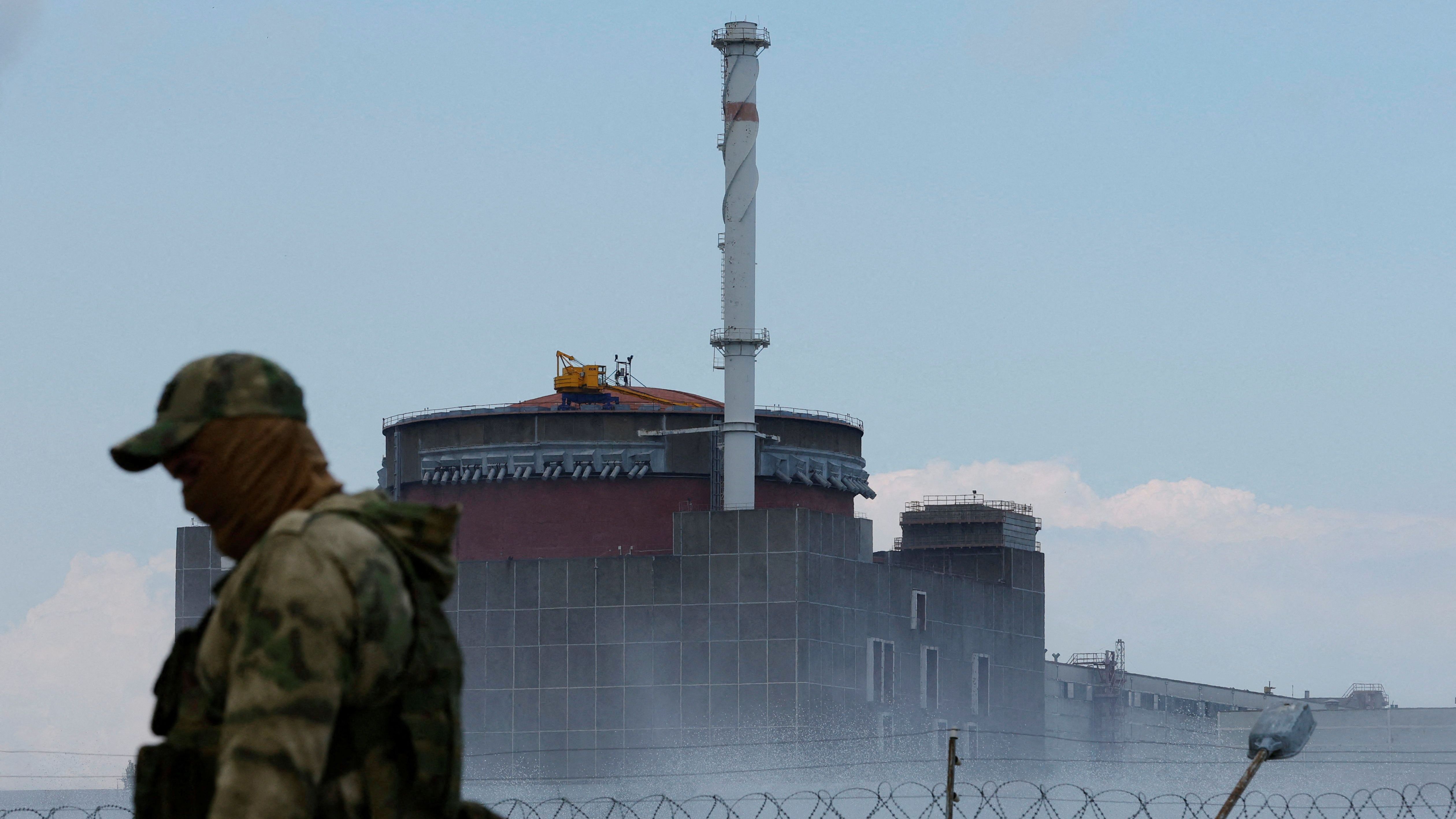 August 2022: Ein russischer Soldat steht im Verlauf des Ukraine-Russland-Konflikts in der Nähe des Kernkraftwerks Saporischschja außerhalb der von Russland kontrollierten Stadt Enerhodar.