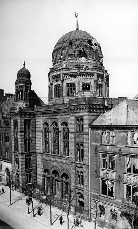 Die zerstörte Synagoge in Berlin in der Oranienburger Straße. Die Aufnahme stammt aus dem Jahr 1948.