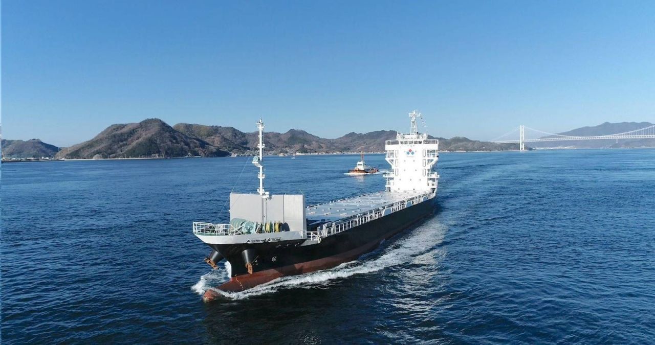 Auch Asien  mischt mit: Im Mai 2022 ist die 800 Tonnen schwere "Suzaka" fast 800 Kilometer weit allein die japanische Küste entlanggefahren. Gesteuert wurde das Frachtschiff von der selbstlernenden Software Orca AI aus Israel, die ihre Informationen über 18 Kameras erhielt. 