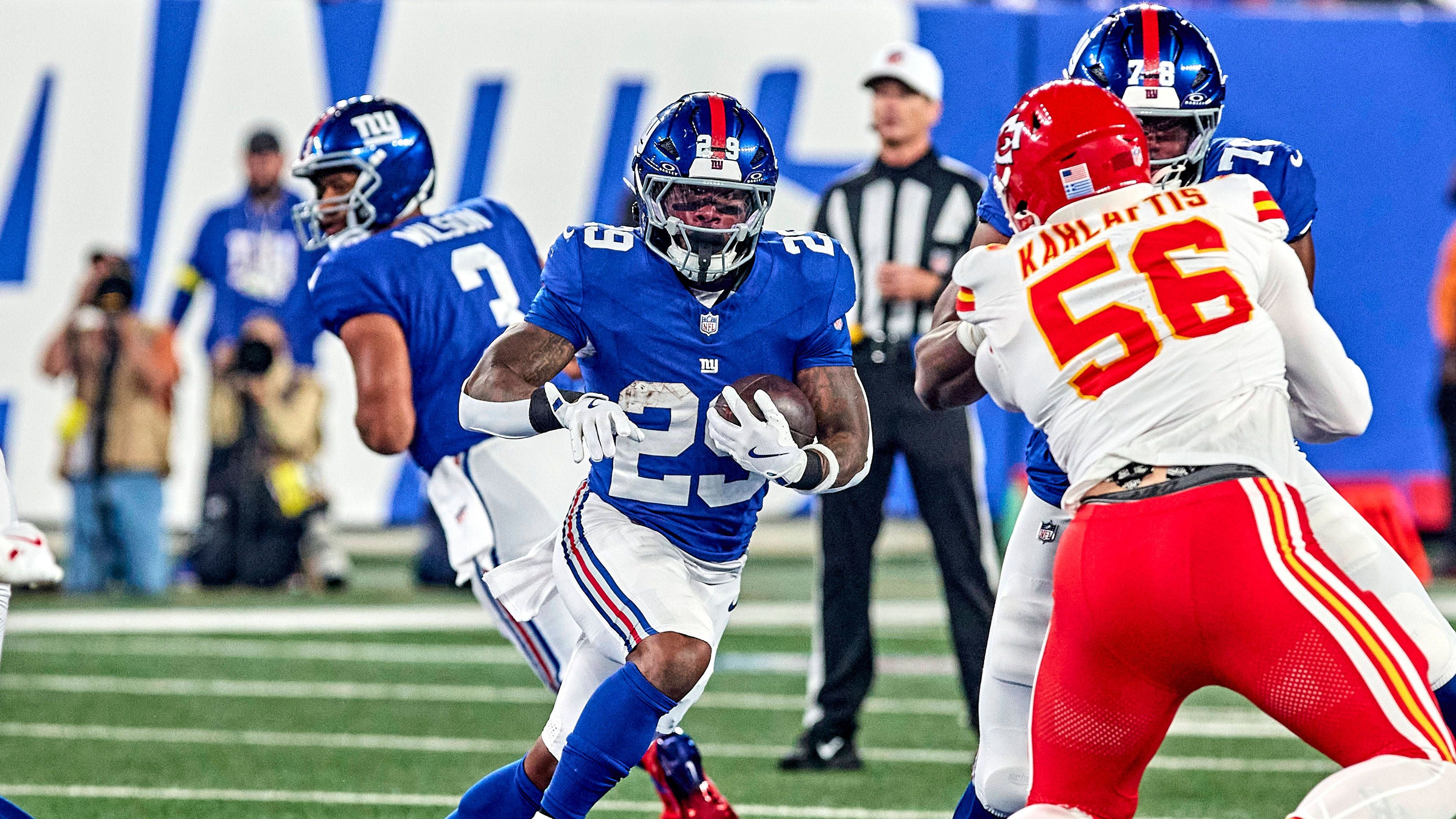 <em><strong>Tyrone Tracy (New York Giants)</strong><br>Die New York Giants haben nicht nur das Spiel gegen die Kansas City Chiefs verloren (9:22), sondern auch Running Back Tyrone Tracy. Der Second Year Player der Giants hat sich bei der dritten Niederlage im dritten Spiel die Schulter ausgekugelt und könnte bis zu vier Wochen lang fehlen. Rookie Cam Skattebo wird wohl nun unangefochtener Starter werden, dahinter rangiert der erfahrene Devin Singletary.</em>