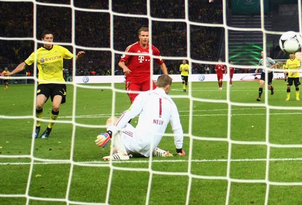 
                <strong>Neuer gegen Lewandowski</strong><br>
                Am 19. November 2011 stürmt Lewandowski mit seinen Borussen die Allianz Arena. Beim 1:0-Sieg schießt zwar Mario Götze den Siegtreffer, doch Lewa macht ordentlich Betrieb in der Hintermannschaft des Rekordmeisters.
              