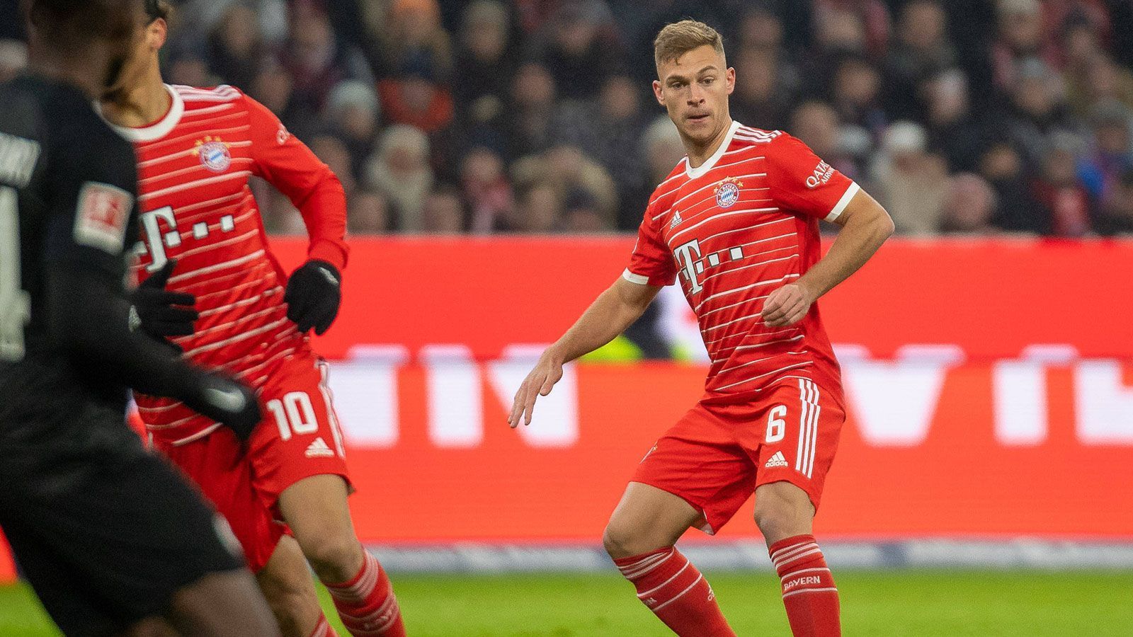 
                <strong>Joshua Kimmich (FC Bayern München)</strong><br>
                Wesentlich präsenter als gegen Köln und über weite Strecken mit guter Spielkontrolle. Holt sich und verteilt viele Bälle, um das Angriffsspiel anzukurbeln. Scheitert mit Distanzschuss an Trapp (30.). ran-Note: 3
              