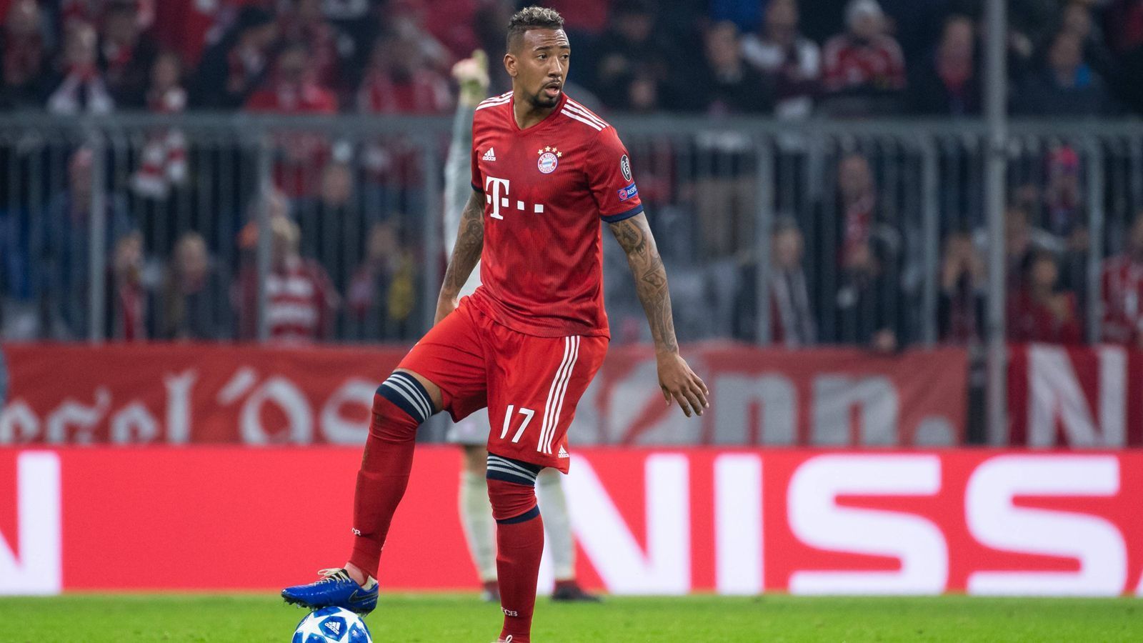 
                <strong>Jerome Boateng</strong><br>
                Vor allem für ihn kommt der Gegner wie gerufen. Da Benfica vorne kaum stattfindet, kann sich Boateng in Halbzeit eins Sicherheit zurückholen. Grätscht unmittelbar nach dem Seitenwechsel aber böse ins Nichts. Sonst aber weiterhin ohne Probleme. ran-Note: 3
              