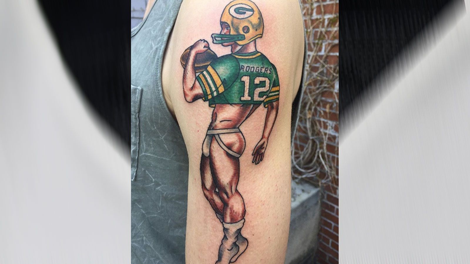 
                <strong>Aaron Rodgers als Pinup</strong><br>
                Verehrer von Aaron Rodgers? Oder Verächter des Quarterbacks der Green Bay Packers? So ganz schlau werden wir nicht aus diesem Tattoo. Die Team-Legende als Pinup darzustellen, ist zumindest gewagt.
              