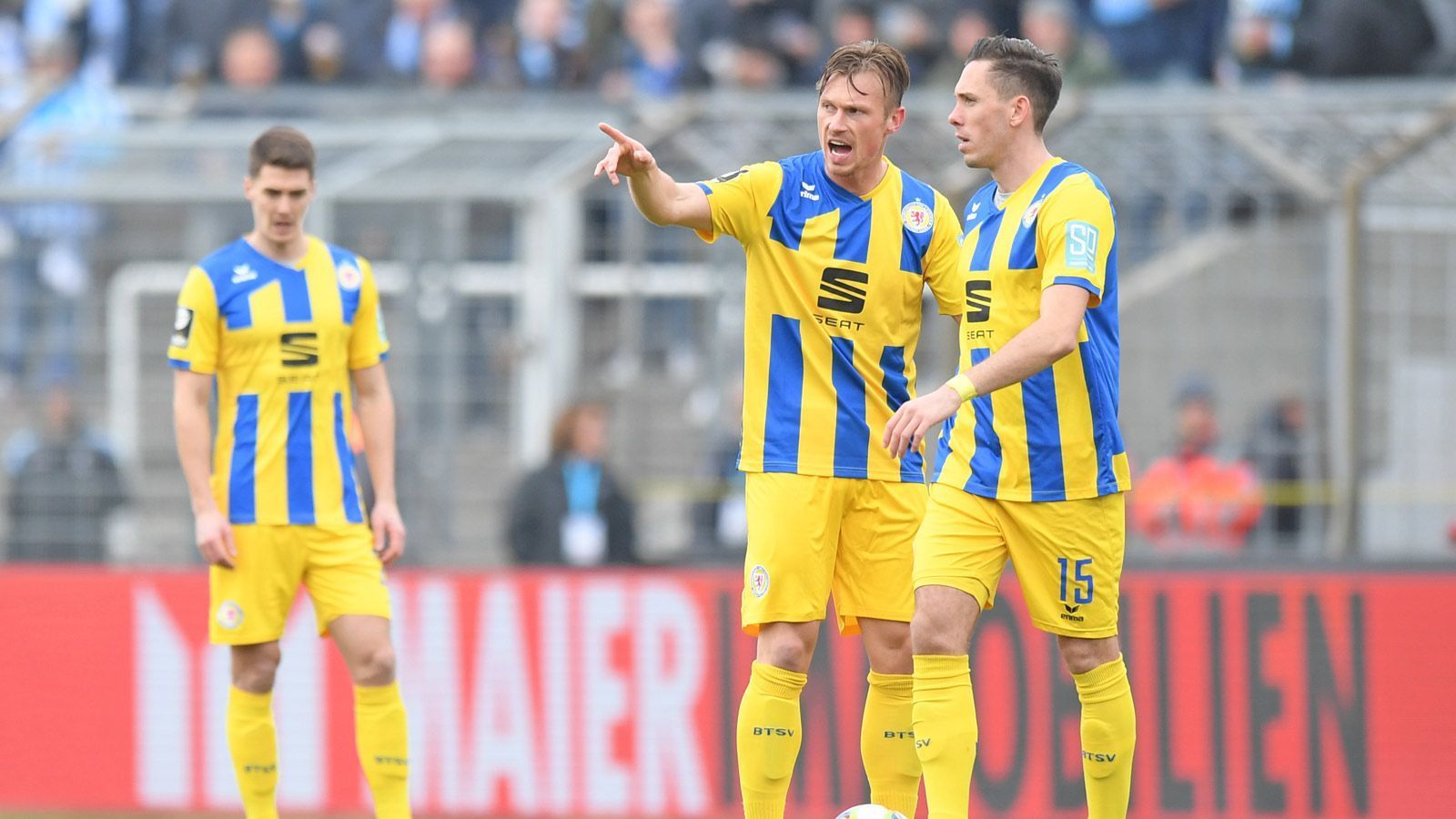 
                <strong>Platz 5: Eintracht Braunschweig (44 Punkte)</strong><br>
                Der niedersächsische Traditionsklub unterlag vor der Pause Tabellennachbar Rostock mit 0:3 und verpasste damit einen großen Schritt in Richtung Aufstiegsränge. Trainer Marco Antwerpen sprach nach der Leistung Klartext: "Es ist nicht hinnehmbar, dass wir uns so präsentieren." Vor allem in anderen Stadien präsentiert sich Braunschweig erschreckend schwach. Keine der vergangenen sieben Auswärtspartien wurde gewonnen. Doch die Heimstärke (Dritter in der Heimtabelle) könnte zum Trumpf werden, ein 4:2-Sieg über Viktoria Köln eröffnet wieder viele Chancen. 
              