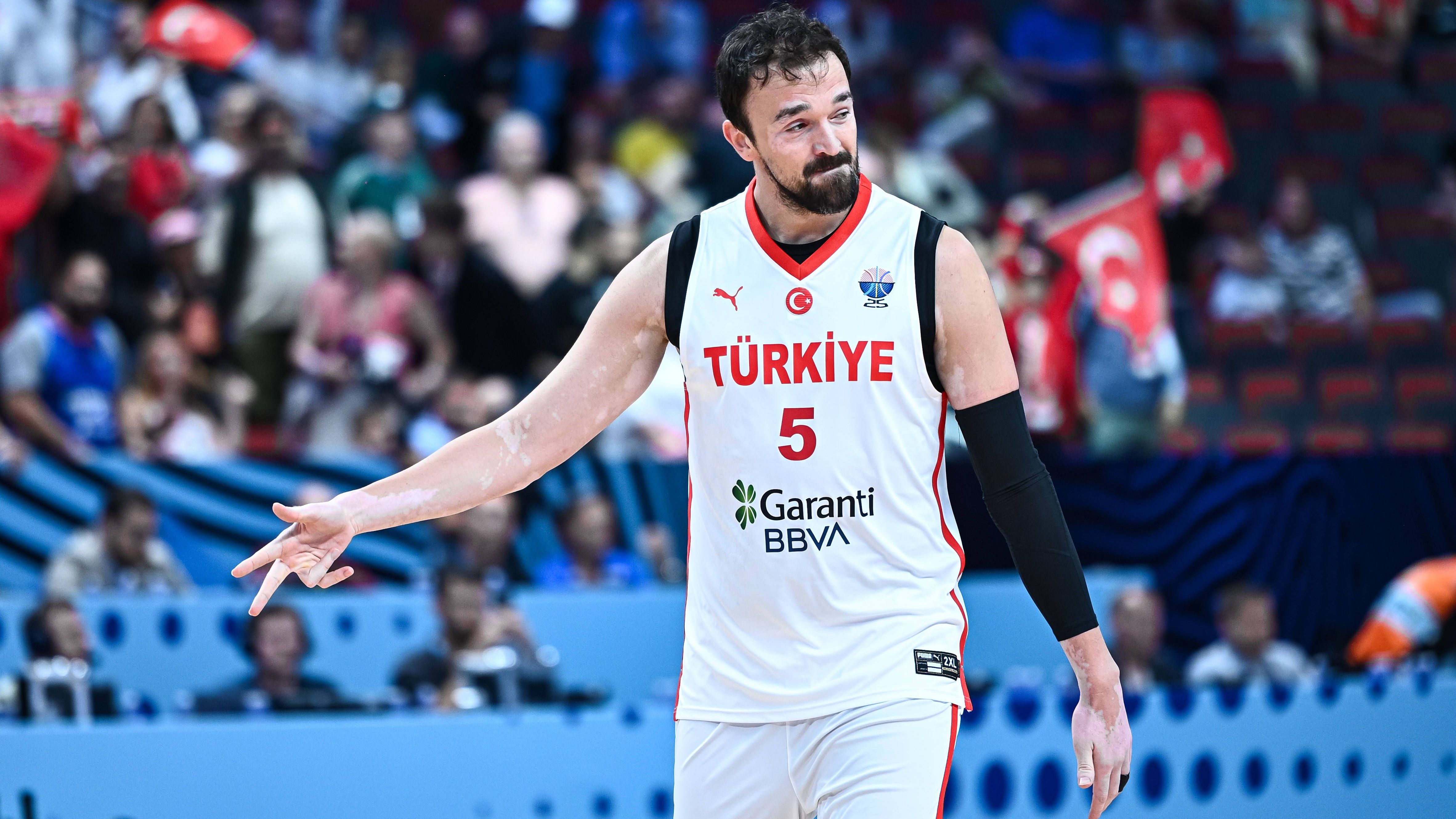 <strong>Sertac Sanli</strong>&nbsp;<br><strong>Größe:</strong> 2,14 Meter<br><strong>Position:</strong> Center<br><strong>Alter:</strong> 34<br><strong>Verein:</strong> Fenerbahce BEKO&nbsp;(Türkei)<br><strong>Stats bei der EM:</strong> 1,2 Punkte, 0,2 Assists, 1,2 Rebounds<br><strong>Beste Saison seiner Karriere:</strong> 2023/24 bei Fenerbahce BEKO (Türkei) mit 8,8 Punkten, 1,1 Assists und 4,2 Rebounds