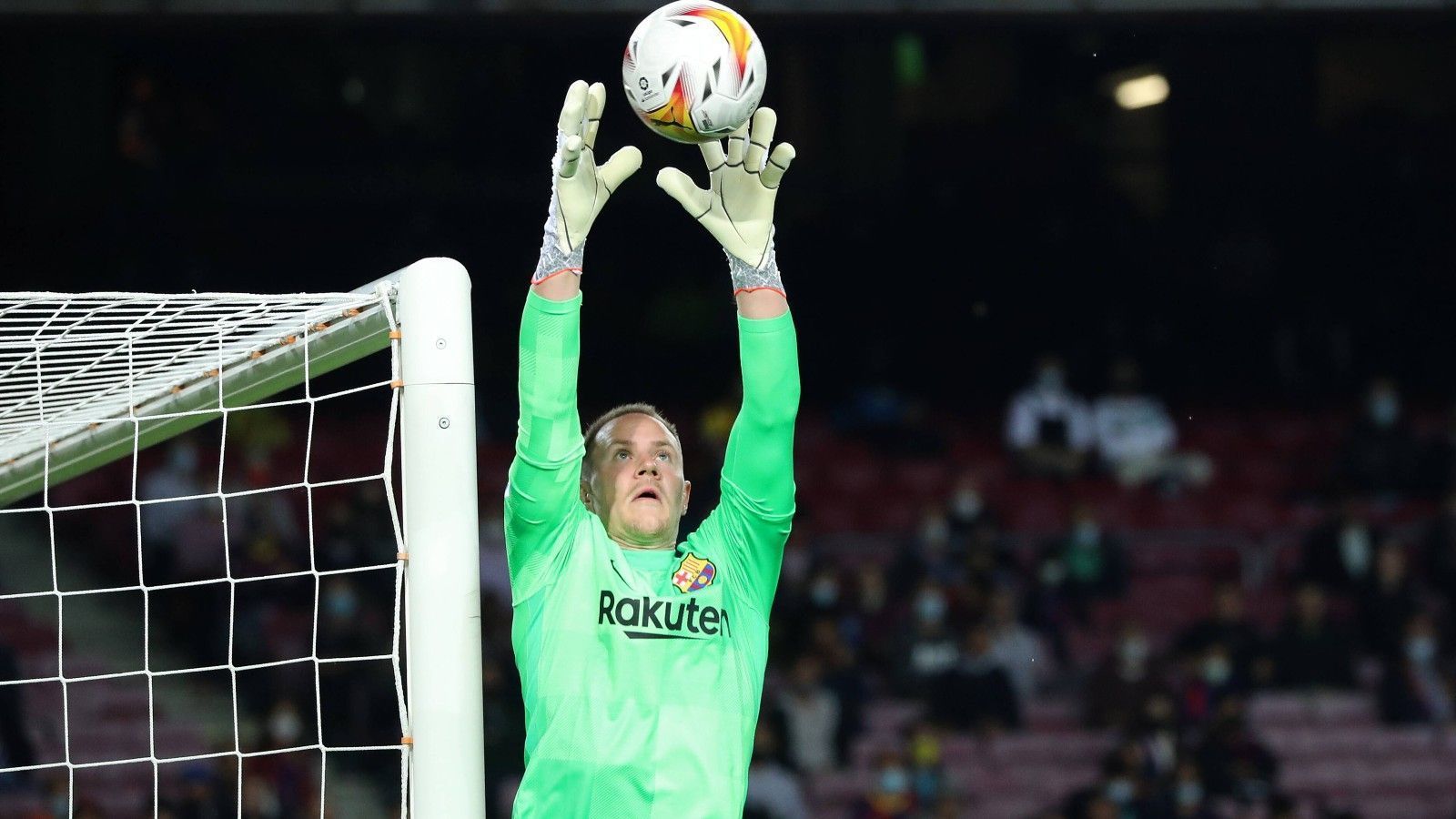 
                <strong>Marc-Andre ter Stegen (FC Barcelona)</strong><br>
                Jahrelang galt der frühere Gladbacher als sichere Bank im Barca-Tor. Aktuell scheint dem aber nicht mehr so. Mehrfach zeigte der deutsche Keeper Unsicherheiten, bei den Katalanen soll man nicht mehr in vollem Umfang mit ter Stegen zufrieden sein. Zuletzt berichtete die für gewöhnlich gut informierte spanische Zeitung "El Nacional", dass Newcastle United am Torhüter interessiert sei. Bezahlen könnte der Klub mit dem saudi-arabischen Konsortium im Hintergrund ter Stegen allemal, sein Vertrag läuft allerdings noch bis 2025. Auch von Abschiedsgedanken war noch nicht die Rede.
              