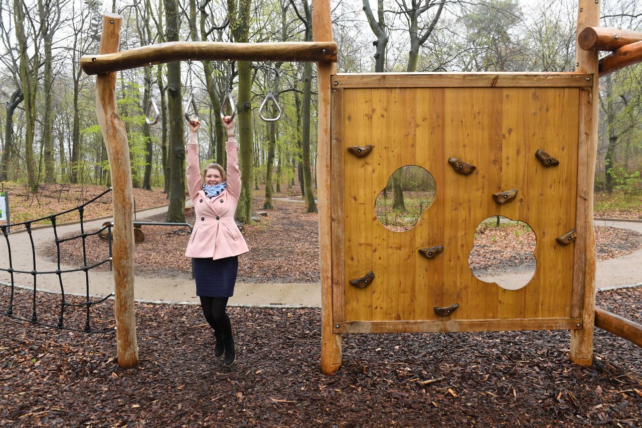 Fit werden im Gesundheits-Studio der Natur:
Auf der Insel Usedom entstand 2017 der erste Kur- und Heilwald Europas. Dort gibt es zum Beispiel Balancier-Stationen. 