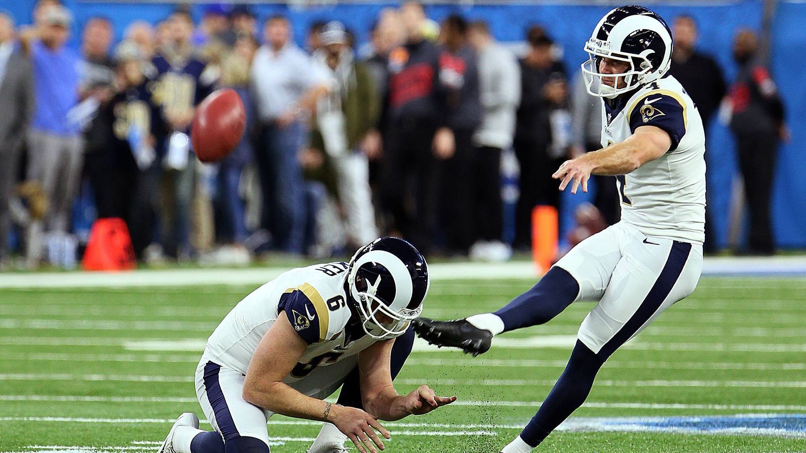 
                <strong>Greg Zuerlein (Los Angeles Rams)</strong><br>
                Zuerlein wurde im Jahre 2012 in der 6. Runde von den Rams gedraftet. Gleich in seiner ersten Saison traf er ein Field Goal aus 60 Yards und stellte somit einen neuen Franchise-Rekord auf. Obwohl er 2015 ein Formtief hatte und lediglich 66,7 Prozent seiner Field Goals verwandelte, hielten die Rams an ihm fest. In der Saison 2017 wurde er erstmals für den Pro Bowl nominiert. Der heute 31-Jährige musste das Spiel verletzungsbedingt allerdings absagen.
              