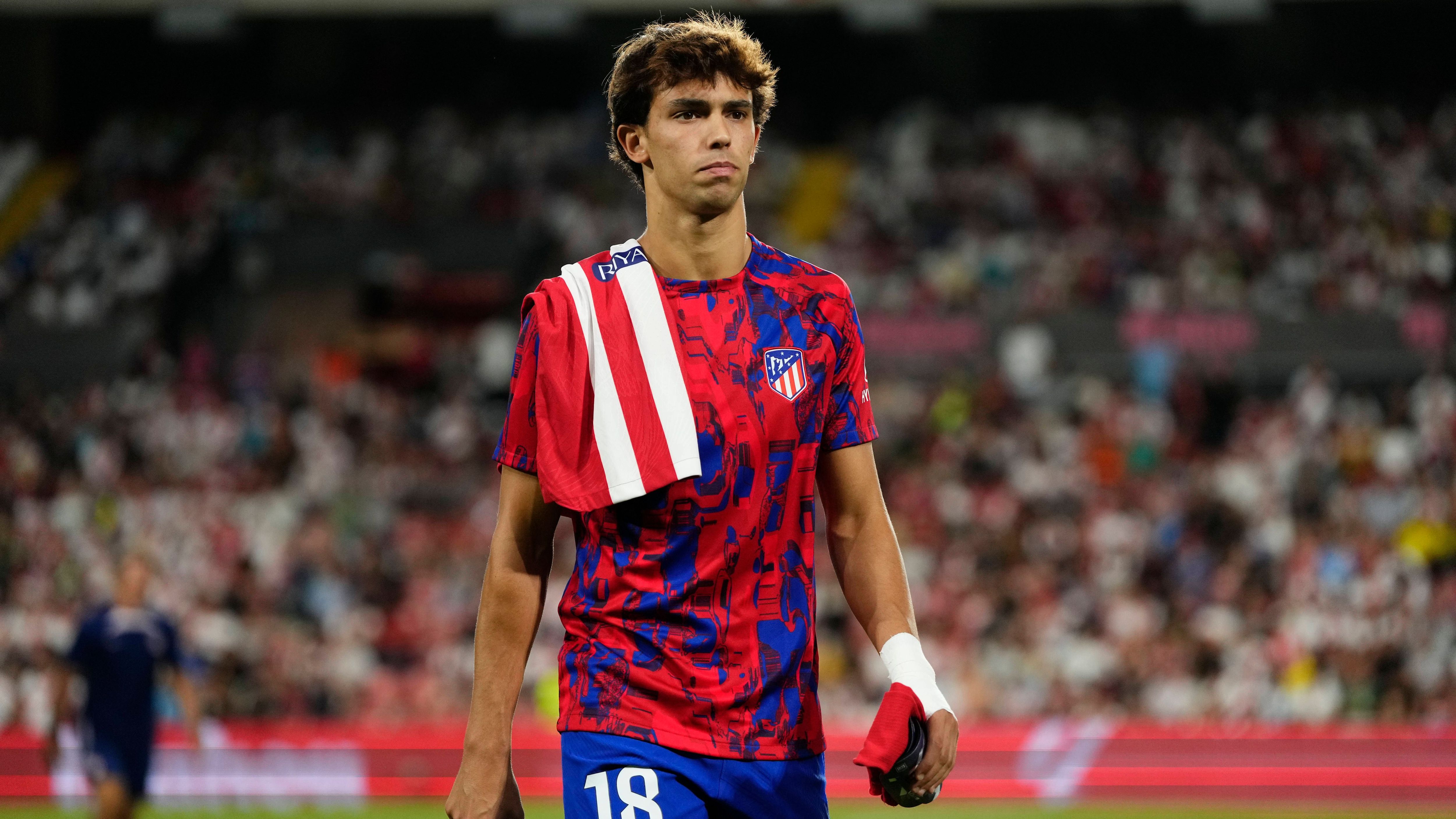 <strong>Joao Felix (FC Barcelona)</strong><br>Neben Cancelo könnten die Katalanen im Endspurt des Sommertransfer-Fensters wohl auch noch Joao Felix vom La-Liga-Rivalen Atletico Madrid verpflichten. Der Spieler selbst wolle laut Fabrizio Romano unbedingt zum FC Barcelona wechseln, schlug demnach andere Wechseloptionen wie etwa nach Saudi-Arabien aus. Bei Atletico hat der 23-Jährige noch einen Vertrag bis 2027.&nbsp;