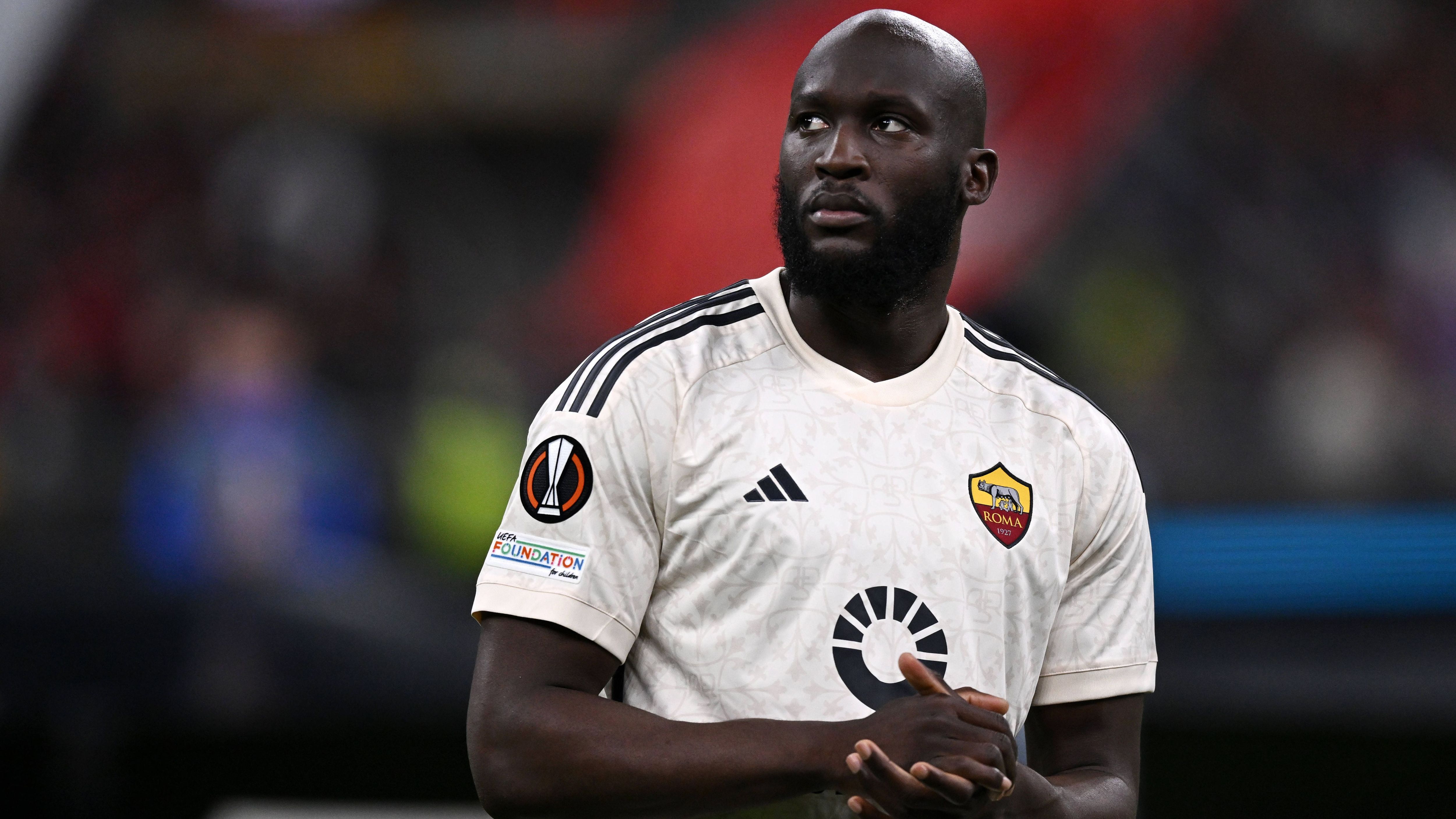 <strong>Romelu Lukaku (verliehen an die AS Rom)</strong><br>Drei Jahre nach seinem 113-Millionen-Euro-Transfer wollen die Londoner Romelu Lukaku nur noch loswerden. Derzeit ist der Angreifer an die Roma verliehen, in der Vorsaison war er bei Inter Mailand. Eine&nbsp; Perspektive hat der 30-Jährige bei Chelsea definitiv nicht, aber noch einen lukrativen Vertrag bis 2026. Auch hier droht Chelsea ein fettes Verlustgeschäft.